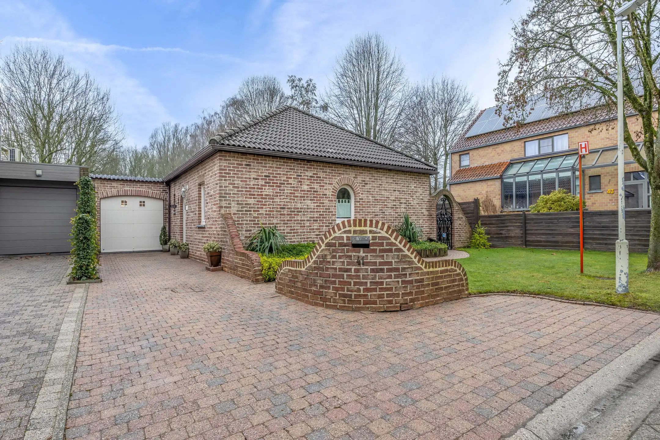 Instapklare woning in doodlopende straat nabij centrum foto {{pictureIndex}}