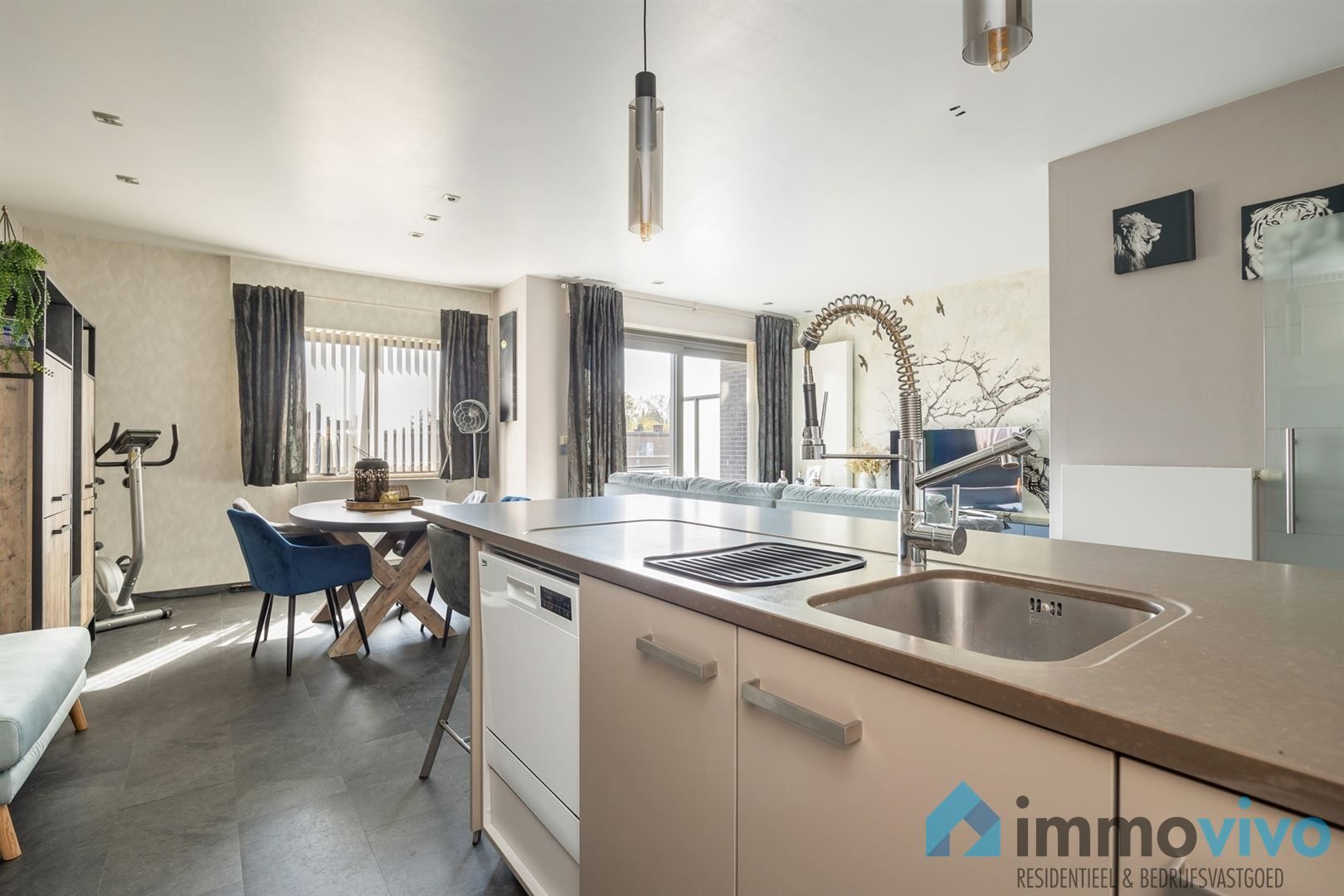 Instapklaar 2-slaapkamer appartement met terras en staanplaats. foto 6
