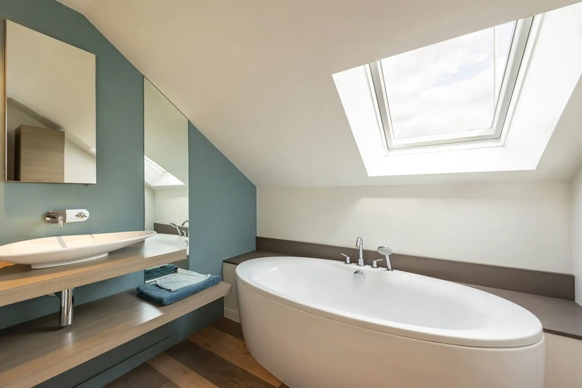 Instapklare en vrijstaande gezinswoning met 3 slpk. en een ruime tuin foto 10