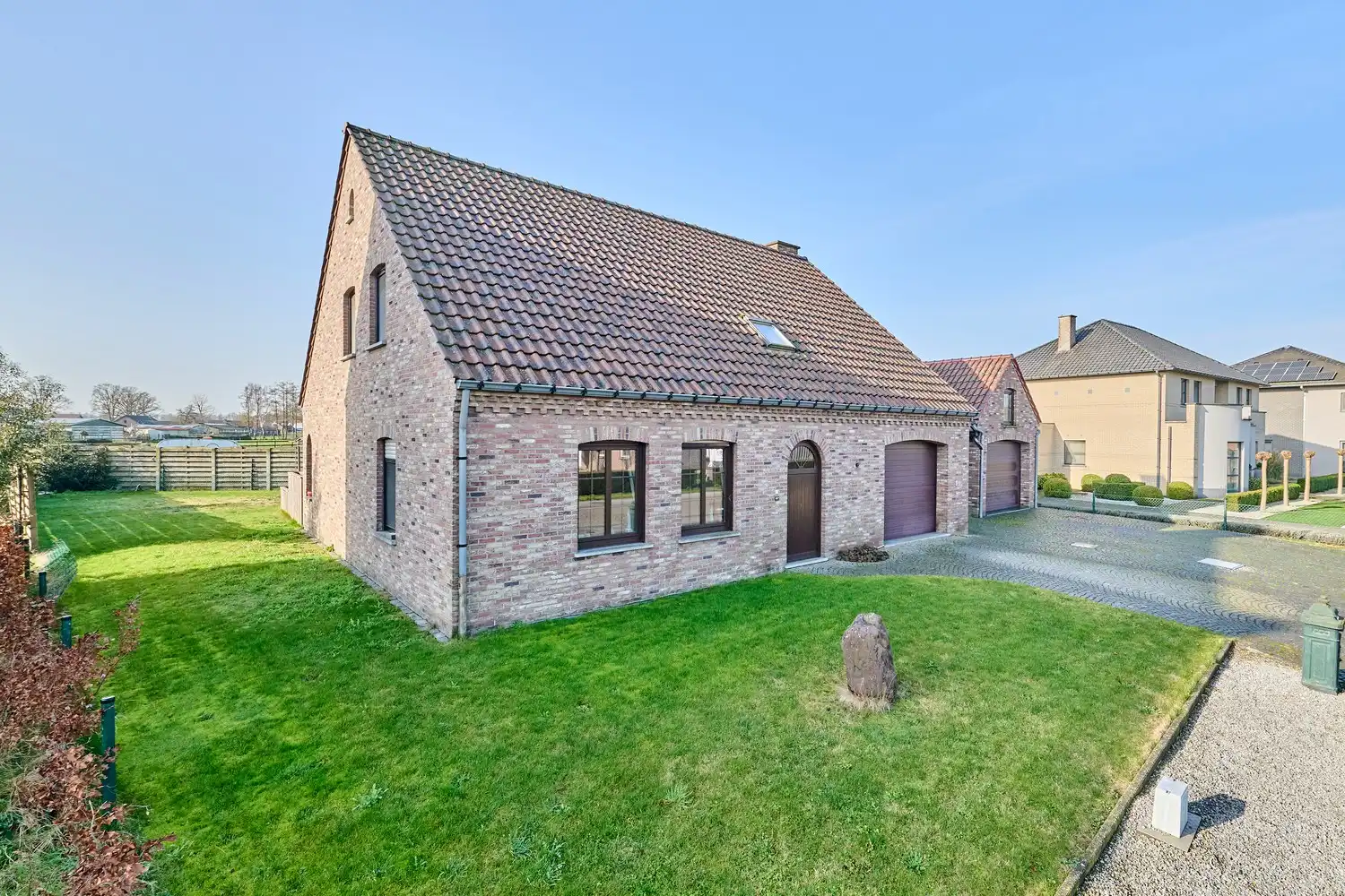 Heel goed onderhouden landhuis met inpandige garage en 3 ruim bemeten slaapkamers in landelijke omgeving foto {{pictureIndex}}