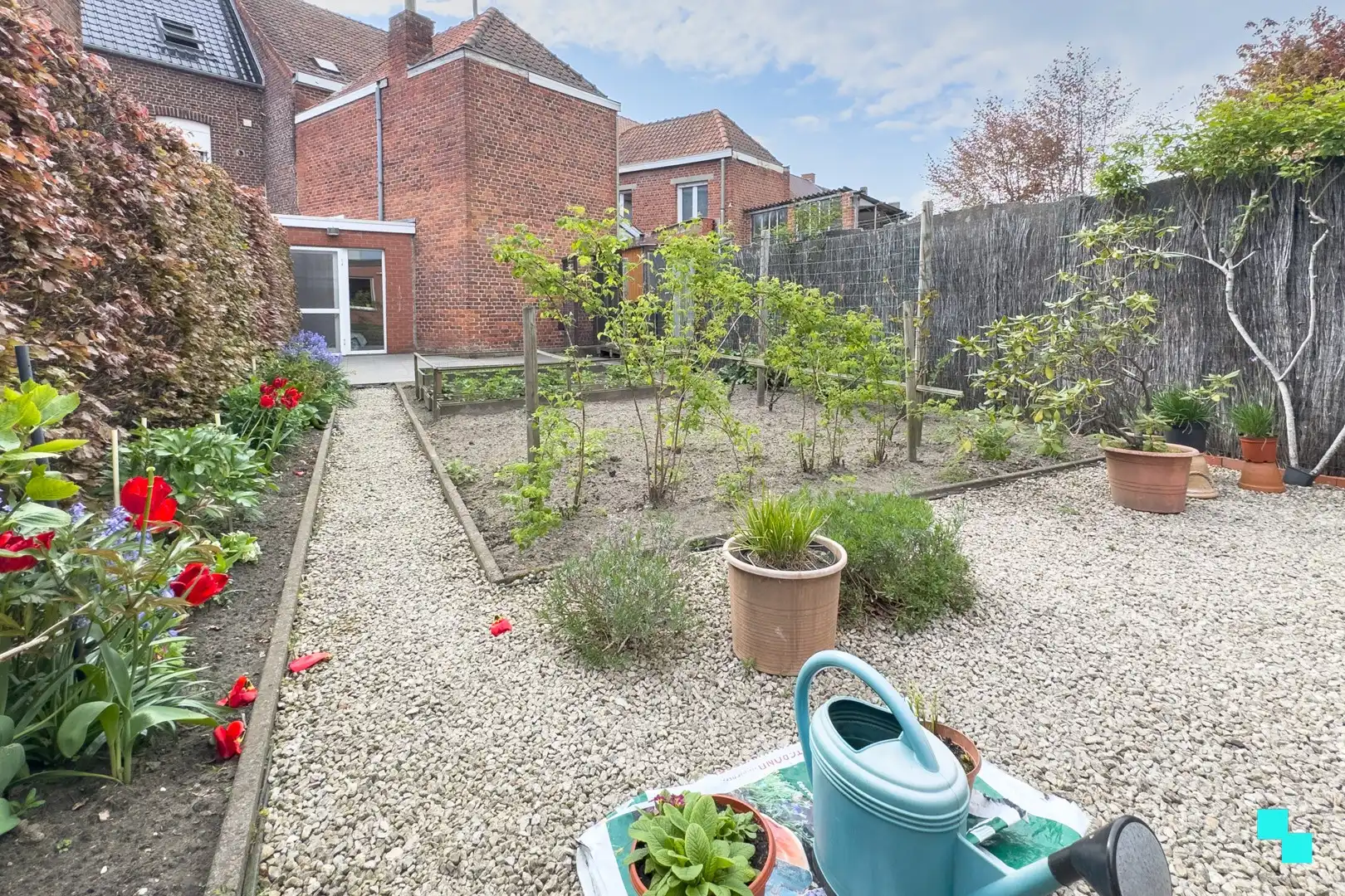 Handelswoning met garage en tuin foto 3