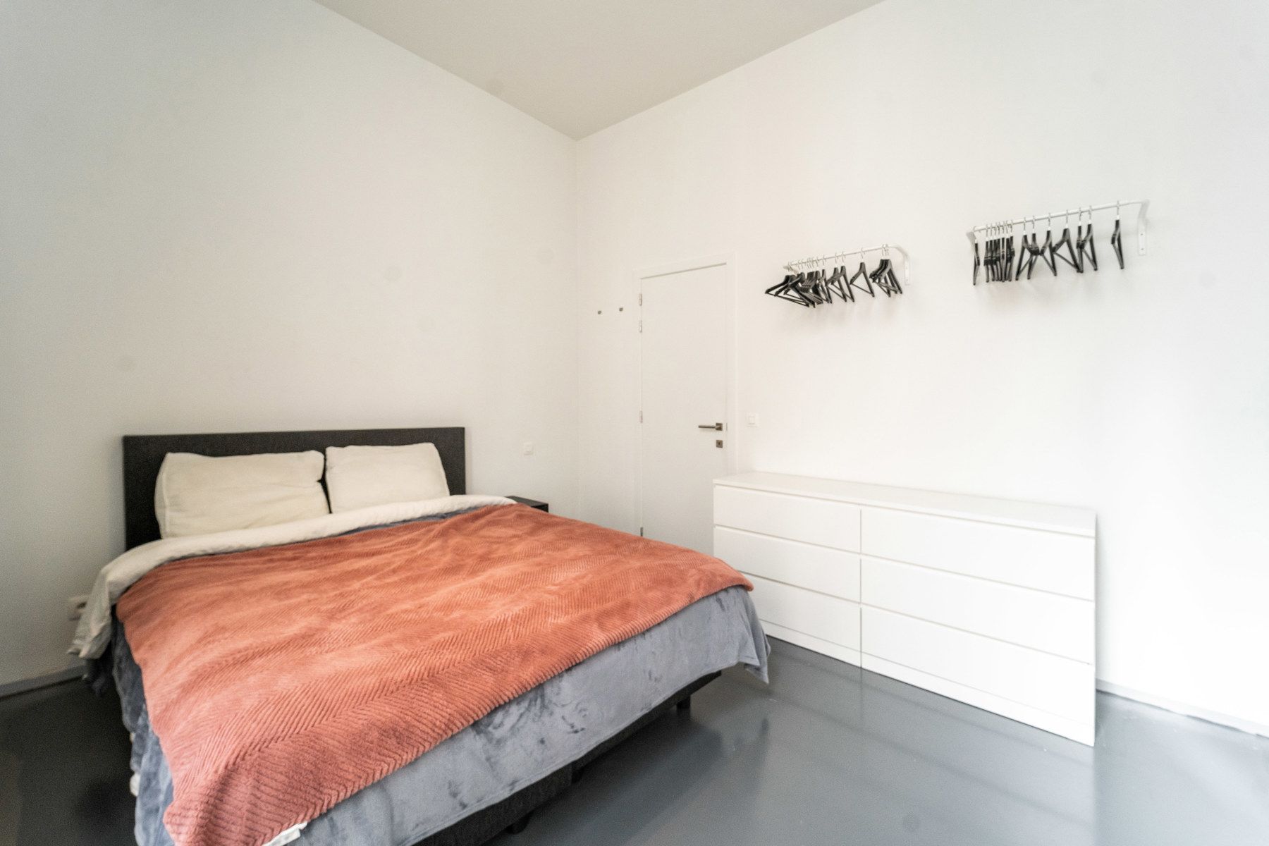 Trendy bemeubeld gelijkvloers appartement met buitenruimte foto 6