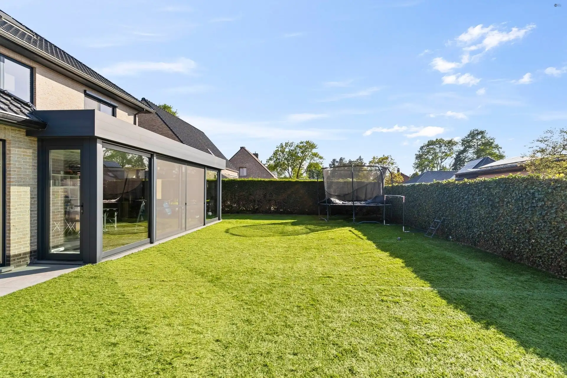 open bebouwing met onderhoudsvriendelijke tuin foto 2
