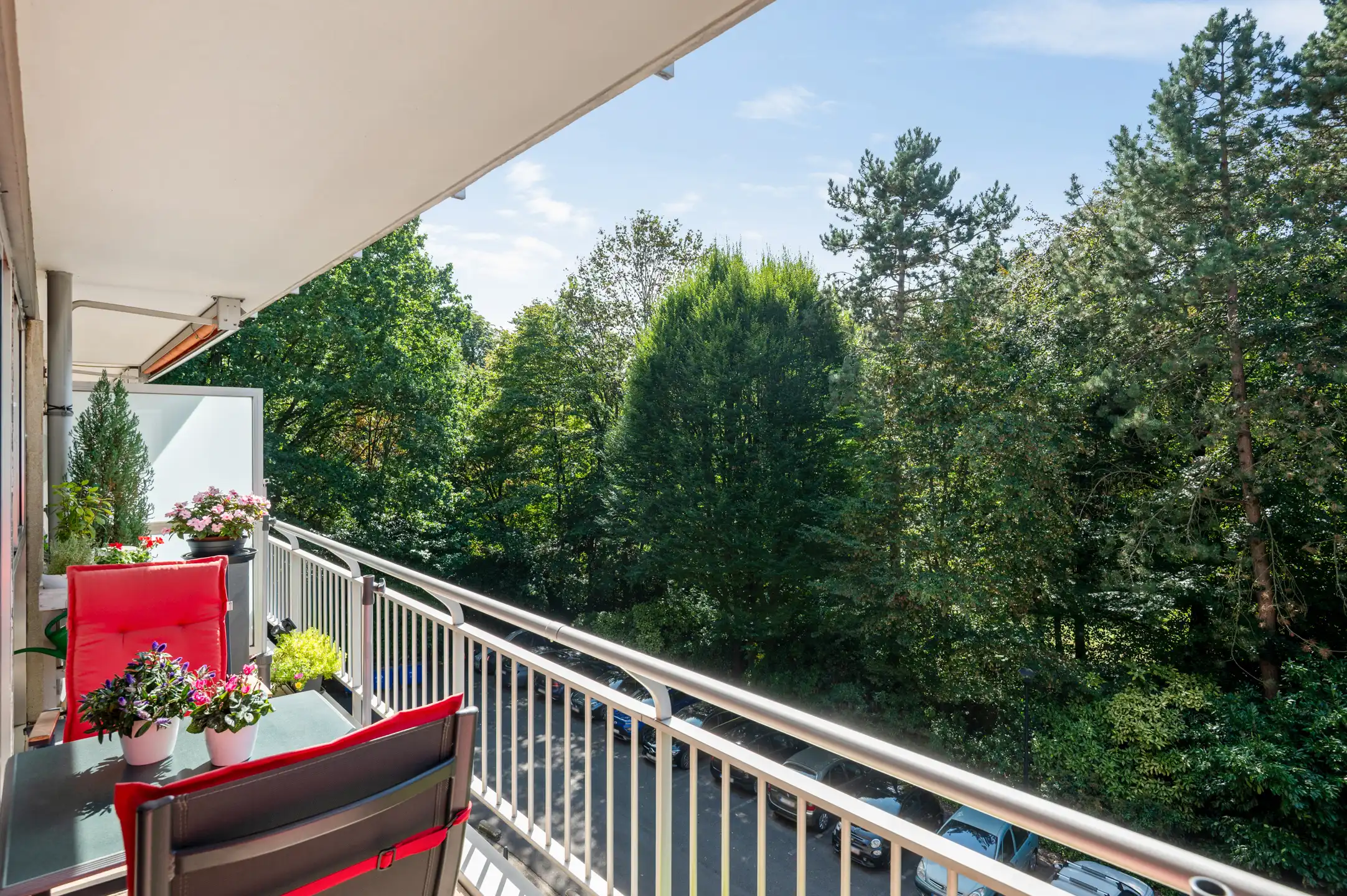 Mooi appartement met 2 slk., 2 terrassen en mog. staanplaats foto 2