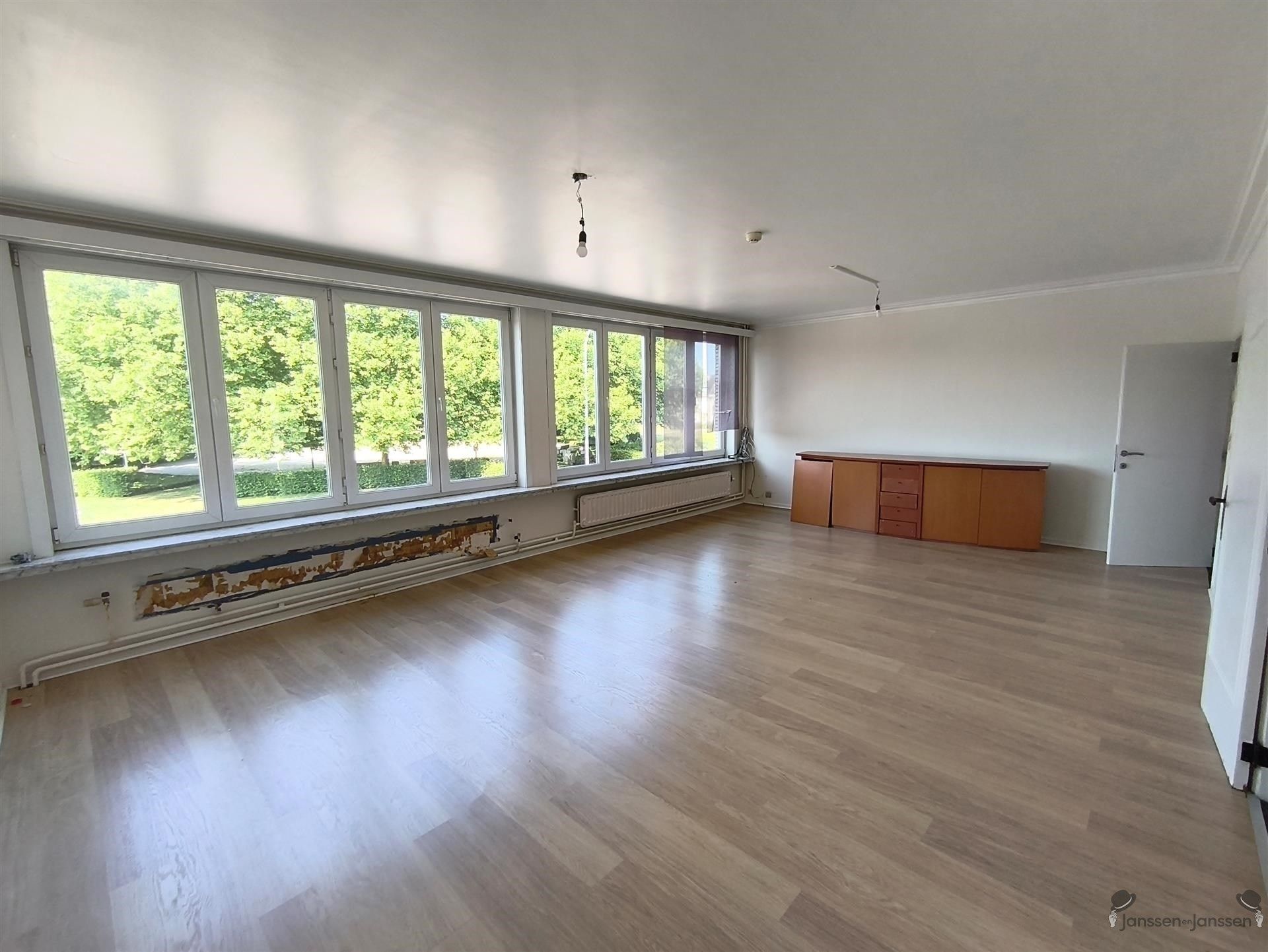 Handelspand met werkplaats & duplex appt foto 9