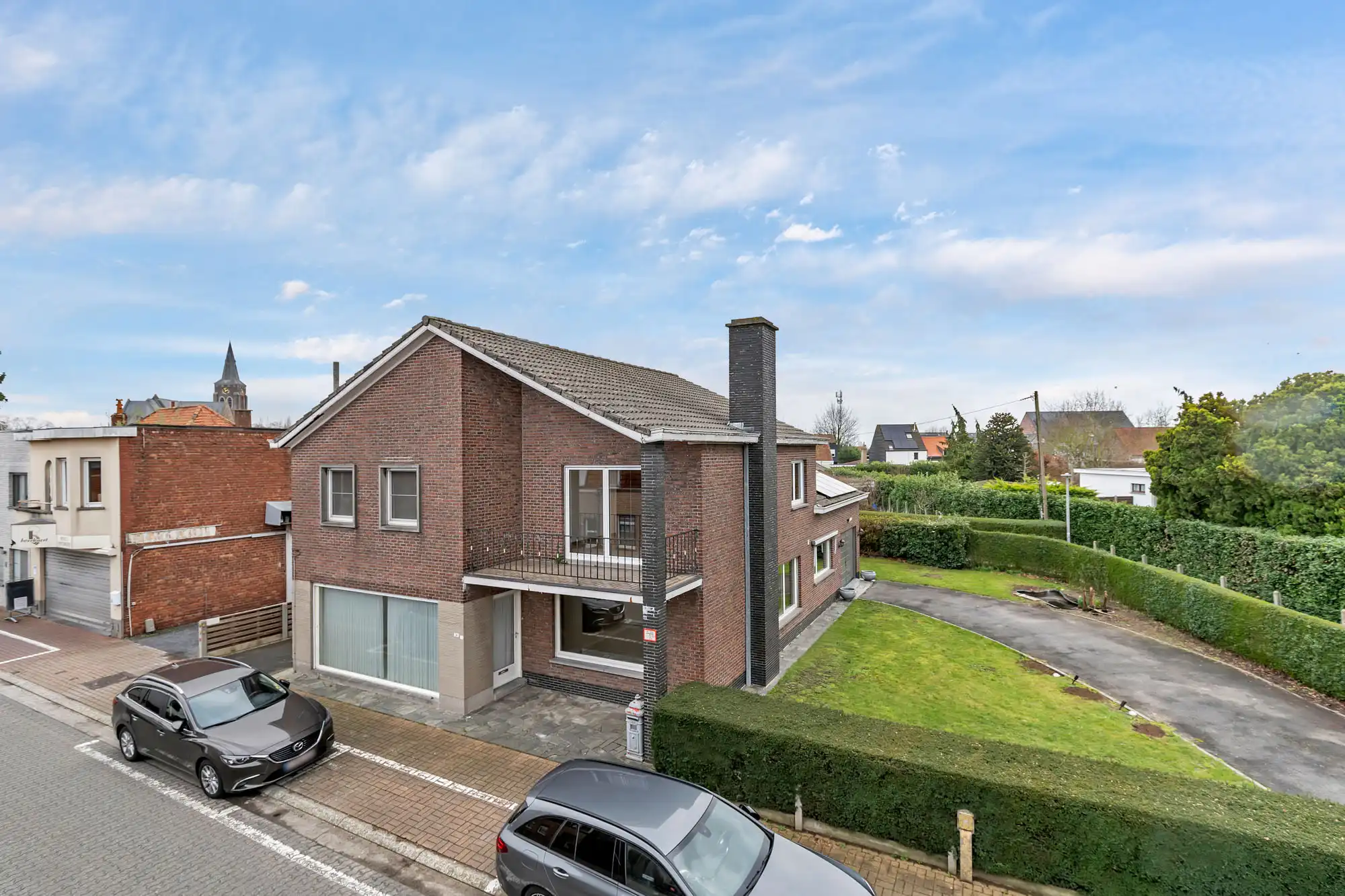 Zeer ruime woning met handelsruimte, garages en zonnige tuin foto {{pictureIndex}}