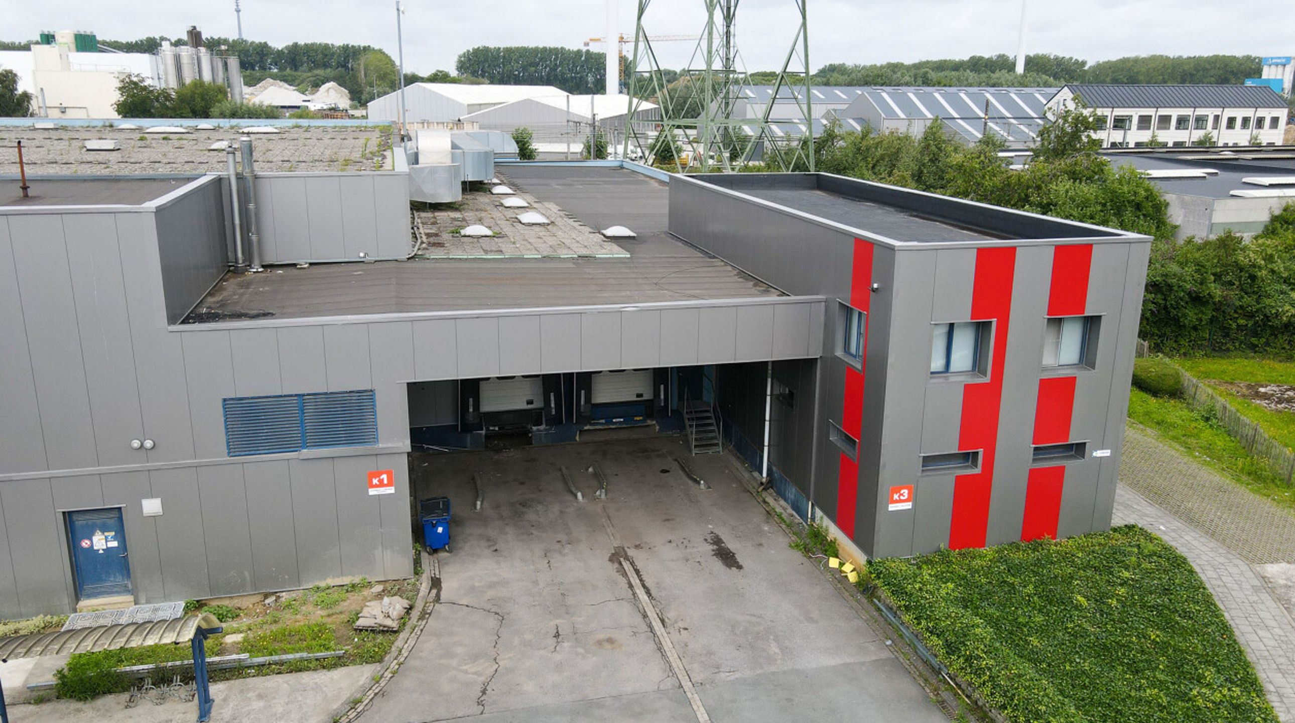 Logistieke ruimte met laadkades te huur foto {{pictureIndex}}