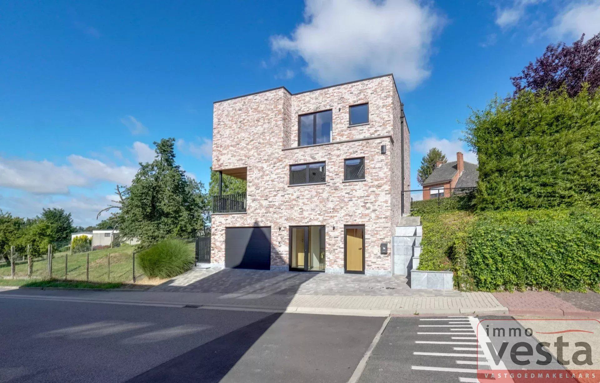 moderne, landelijk gelegen villa foto {{pictureIndex}}