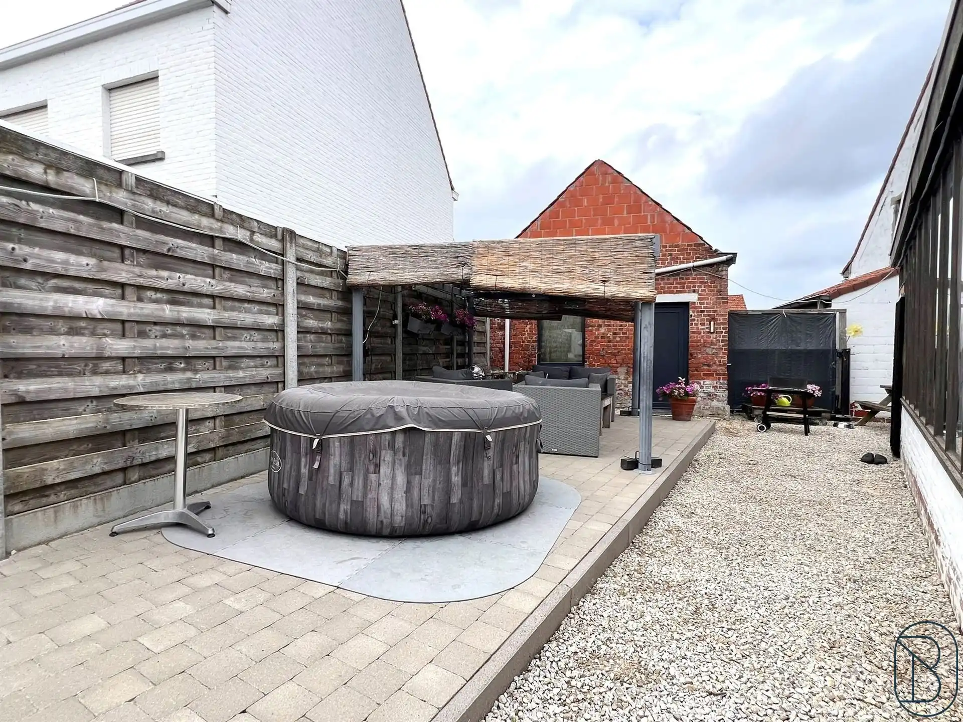 TOFFE DEGELIJKE DEELS GERENOVEERDE WOONST MET TUIN & GARAGE! foto 4