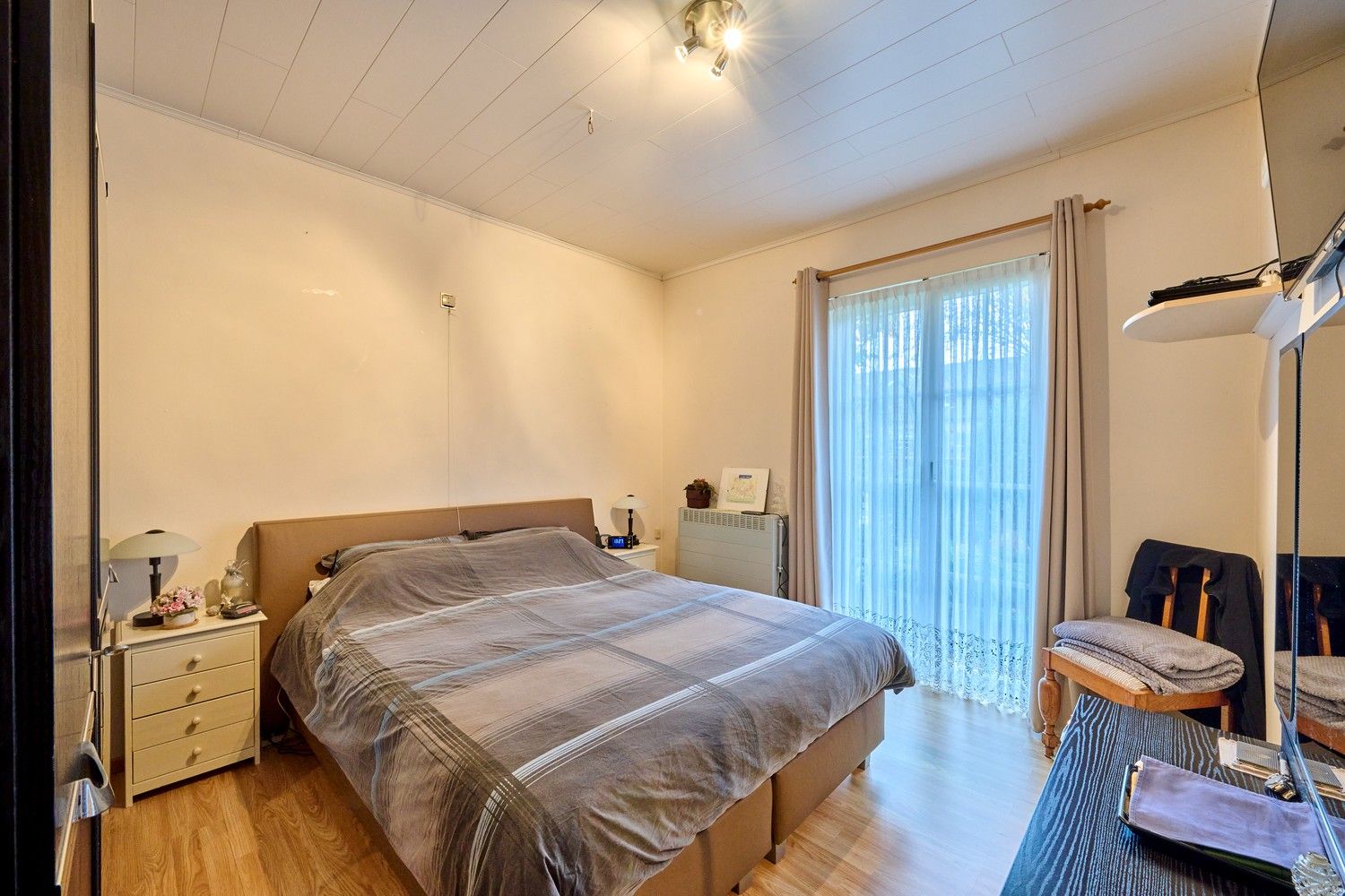 Gezellige en goed onderhouden bungalow met praktische bovenverdieping op fraai aangelegd perceel foto 9