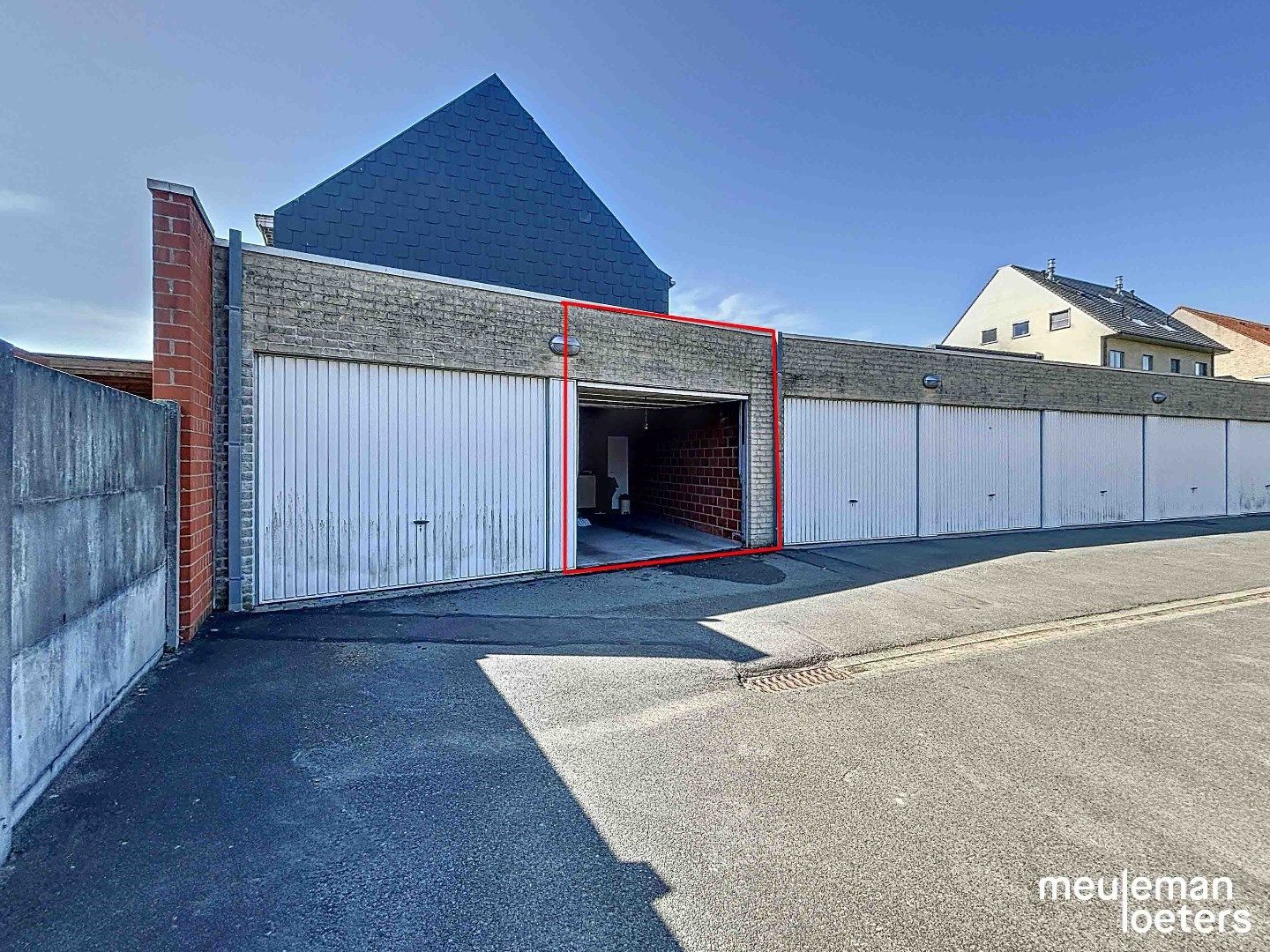 Ruime bovengrondse garagebox in centrum foto {{pictureIndex}}
