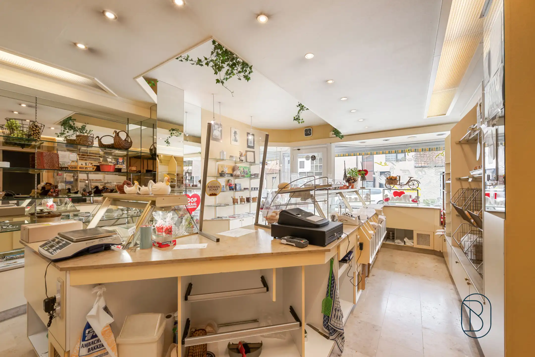 Veelzijdig handelspand met ruime woning in Deerlijk foto 5