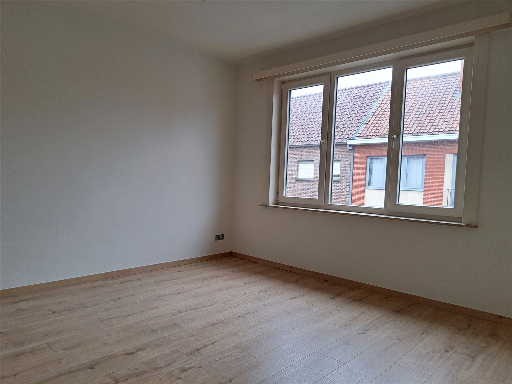 Gerenoveerde woning met 2 slaapkamers en dressing/bureel. Mooie tuin met tuinhuis. Instapklaar. foto 9