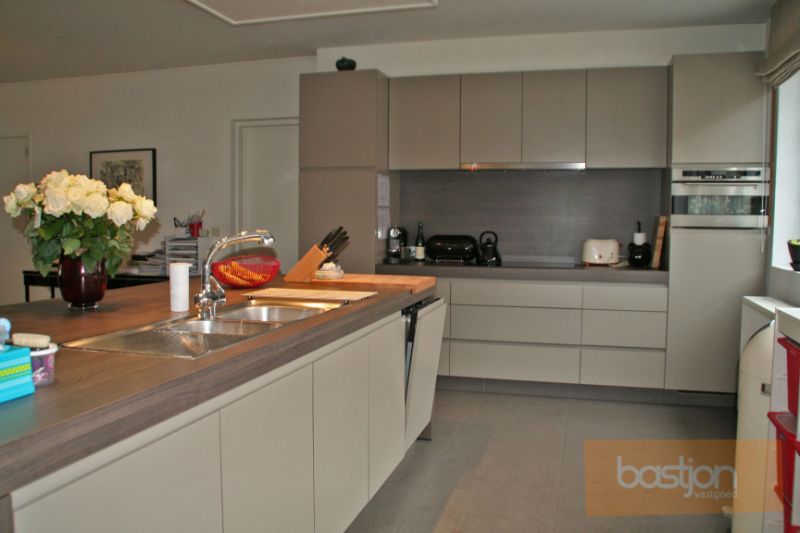 TE KOOP: Handelspand + Duplexappartement in hartje Kuurne foto 2
