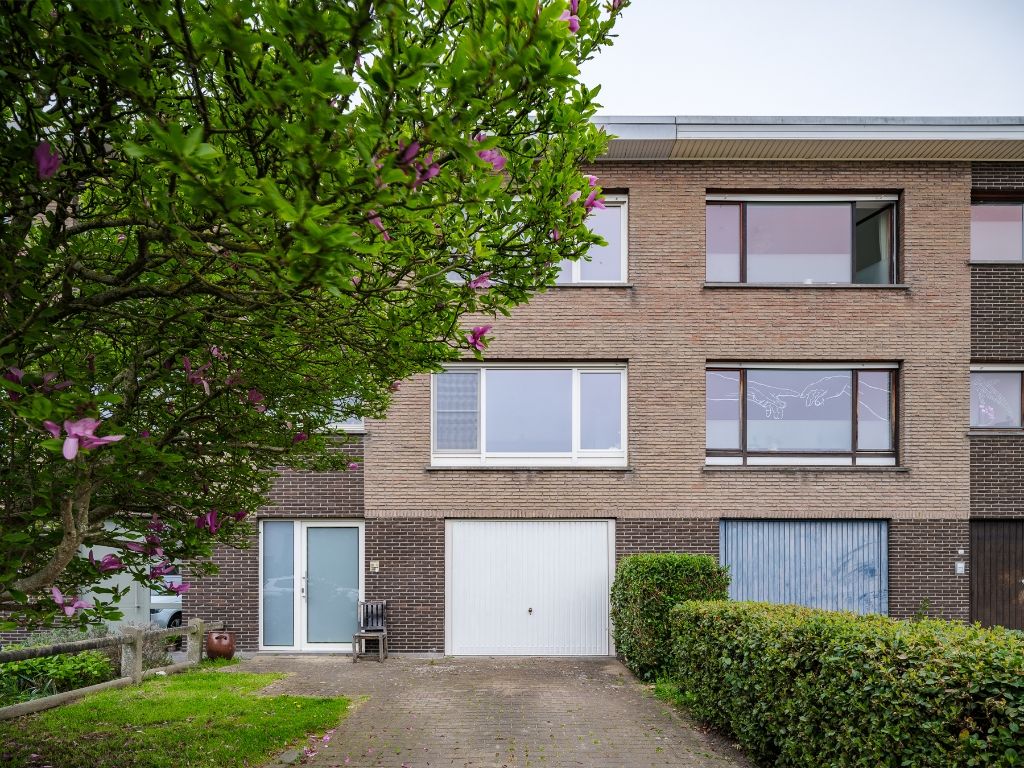 Merelbeke – op een boogscheut van Gent. Gunstig gelegen bel-étage woning (EPC B) met 4 kamers en een aangename tuin op een perceel van 245 m2. foto {{pictureIndex}}