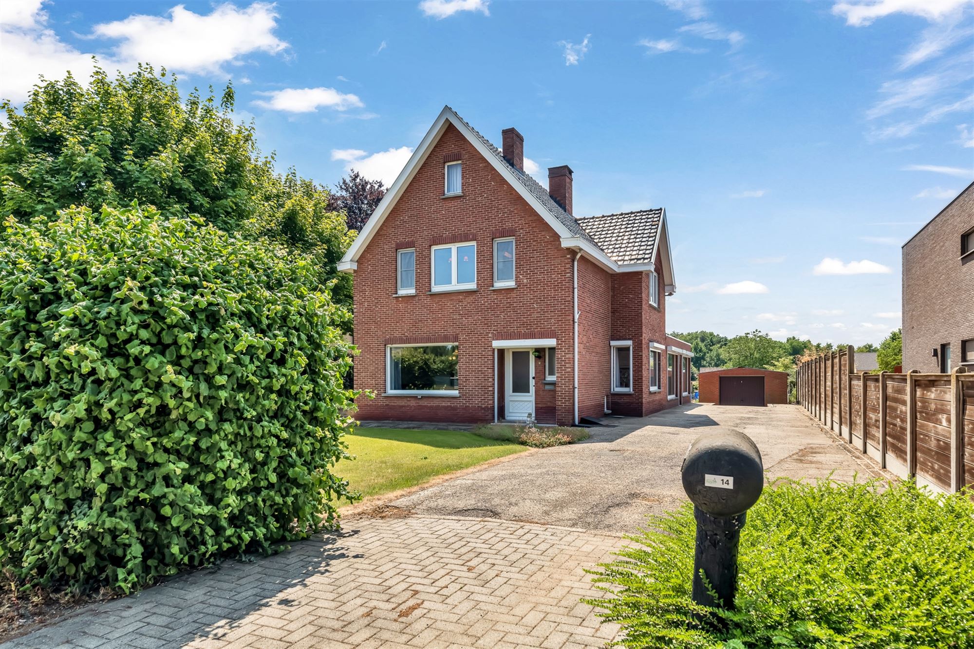 Hoofdfoto van de publicatie: OP TE FRISSEN MAAR ZEER GOED ONDERHOUDEN WONING OP EEN RUIM PERCEEL NABIJ CENTRUM OOSTHAM