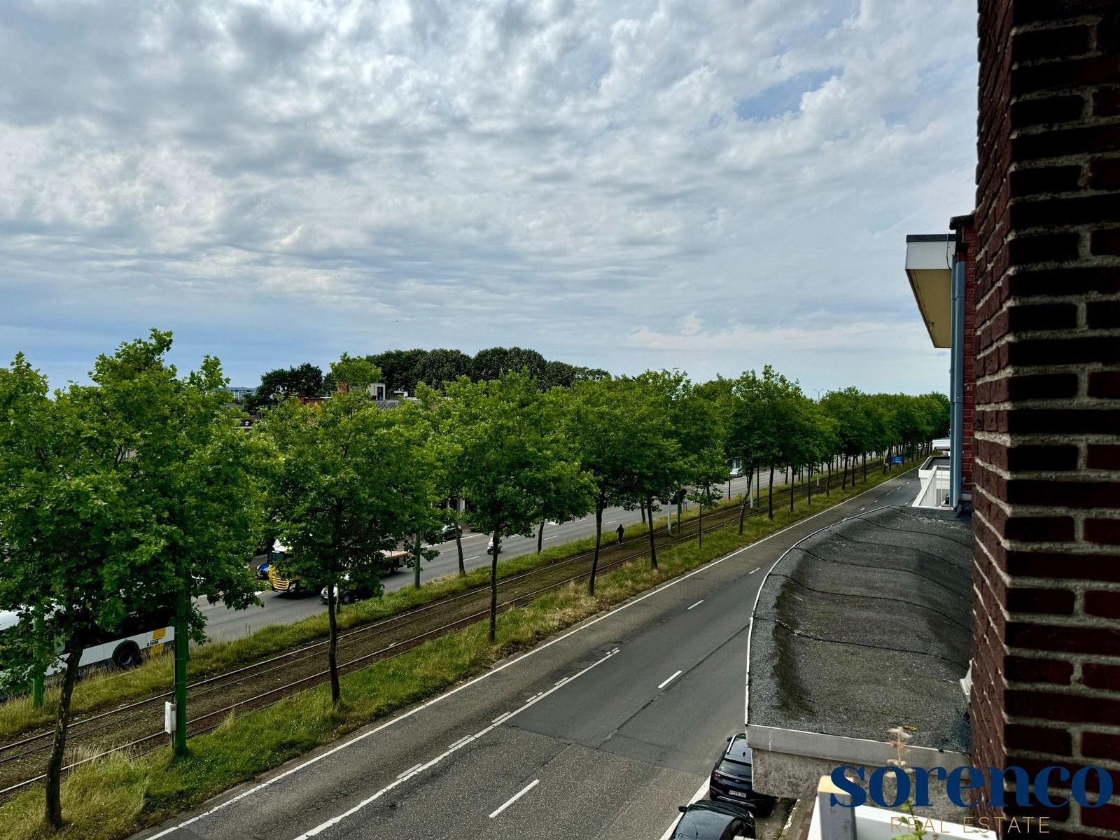 Klassiek en ruim appartement met terras te Berchem  foto 3