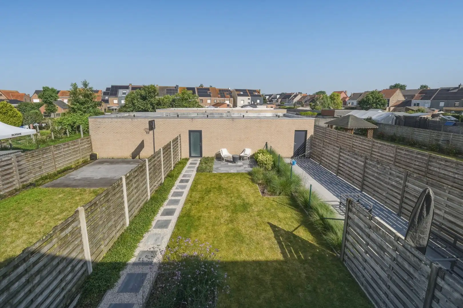 Instapklare recente woning met zeer ruime garage en tuin in Oudenburg foto 12