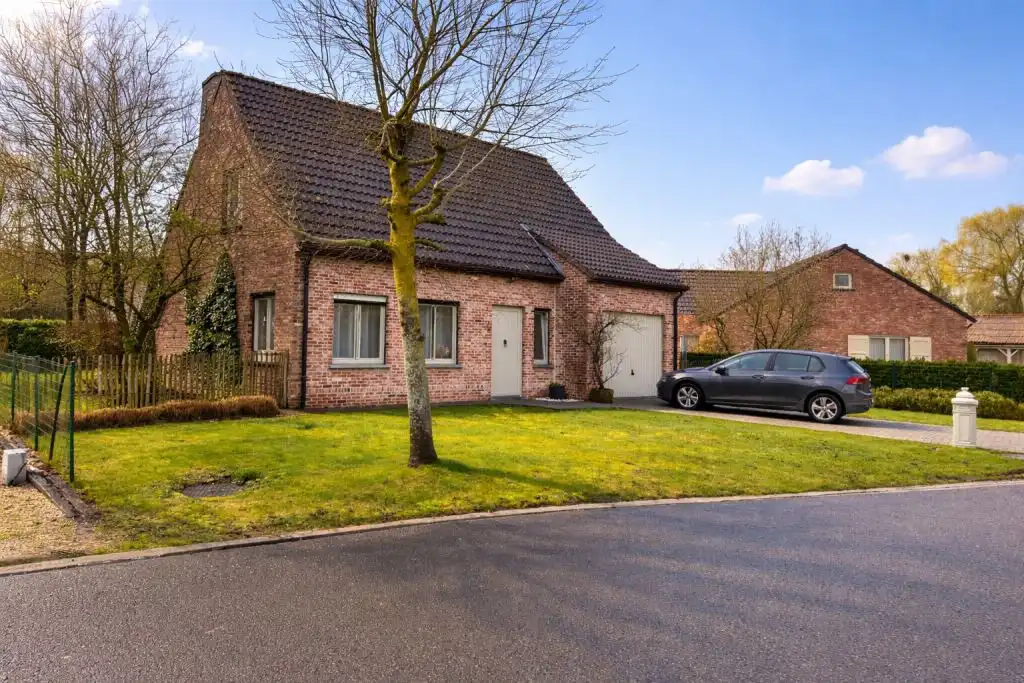Instapklare en charmante alleenstaande woning met aangelegde tuin is gelegen in een rustige verkaveling. foto {{pictureIndex}}
