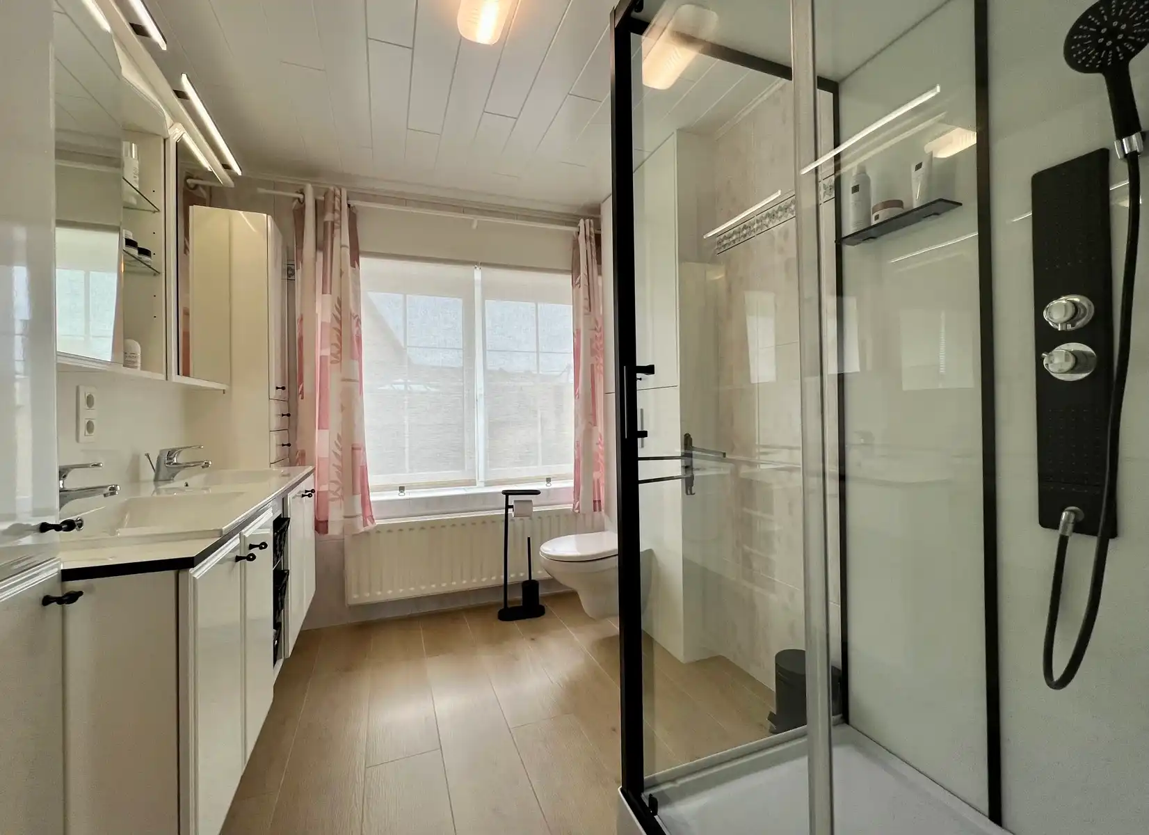 Ruime woning met 6 slk, 2 badk, 2 keukens en dubbele garage foto 16