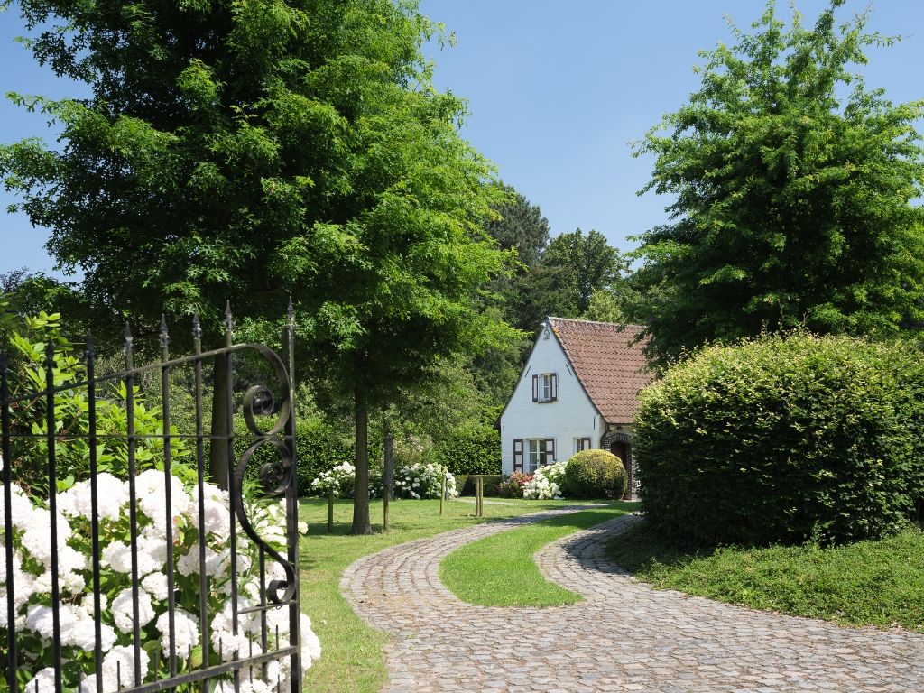 Hoofdfoto van de publicatie: Destelbergen. Op te frissen woning in hoevestijl met aanhorigheden, gelegen op een bijzonder ruim perceel (4.783 m2) omgeven door groen.