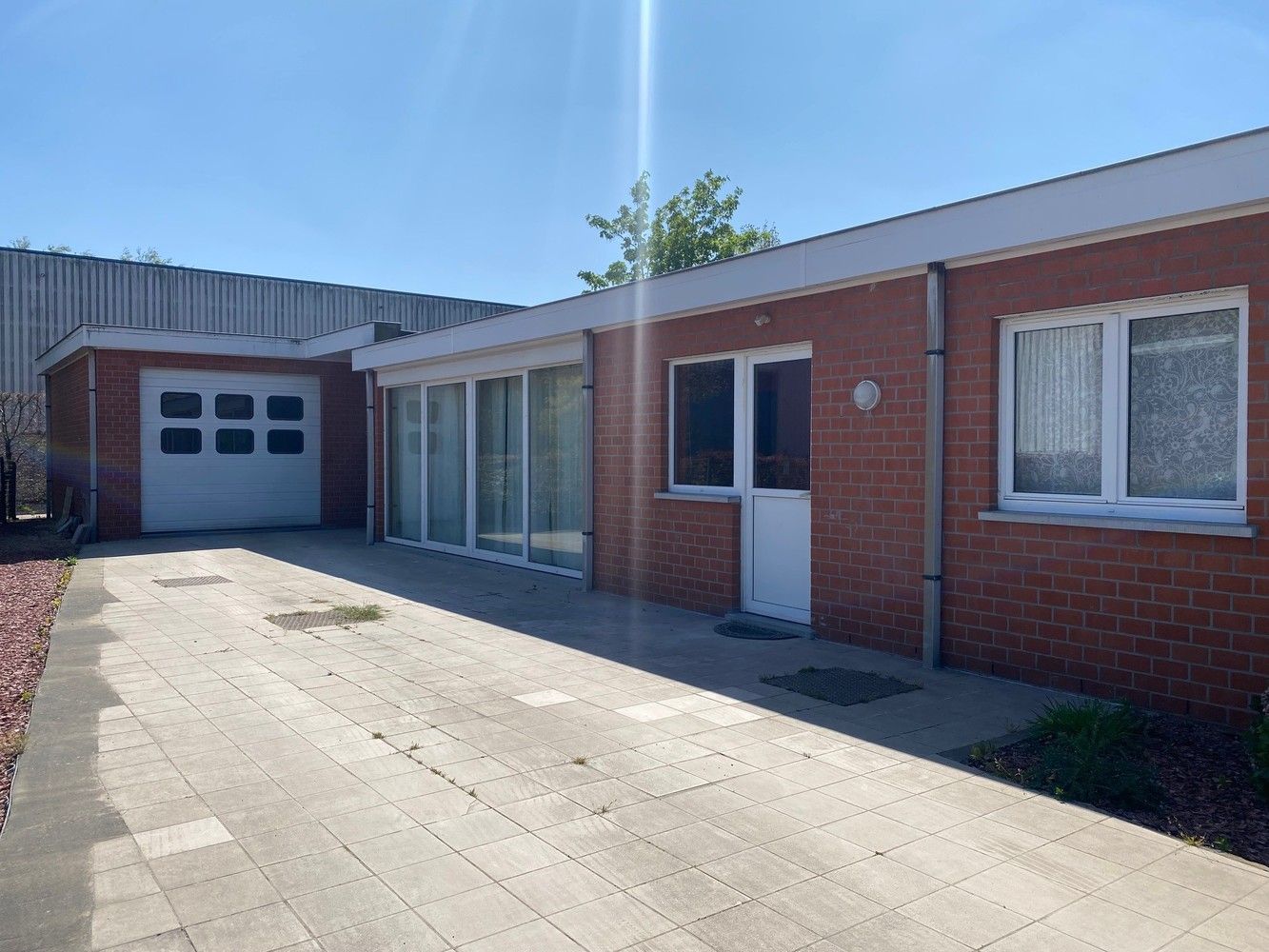 Ruime halfopen gezinswoning met grote garage/atelier (+/- 60m²) op een strategische ligging. foto 2