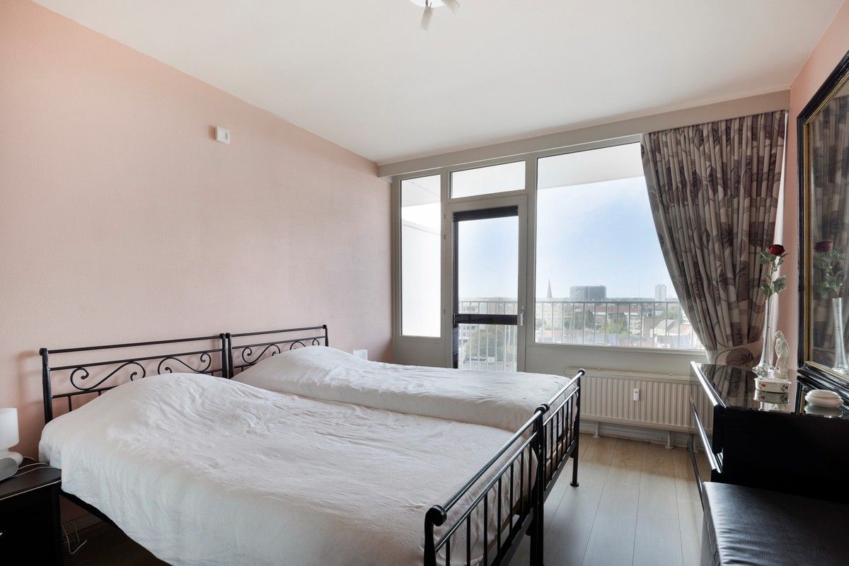 Tweeslaapkamer appartement met mooie verrrezichten over de torens van Gent. foto 9