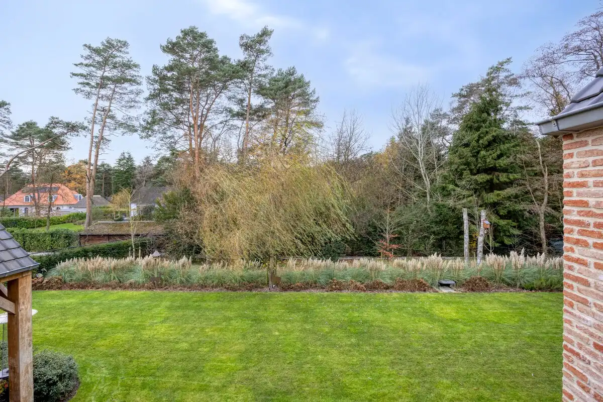 Ruim ingedeelde en kwalitatief afgewerkte villa op een mooi perceel met naastgelegen bouwgrond. foto 45
