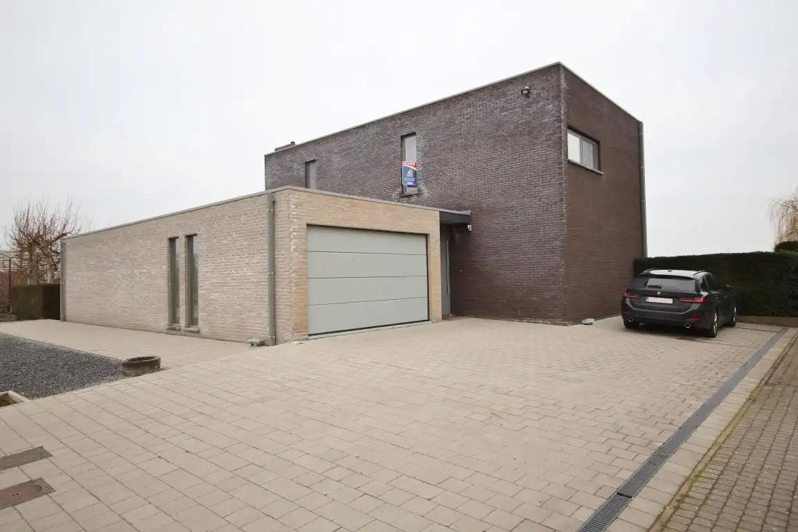 Moderne villa aan de stadsrand van Sint-Truiden foto {{pictureIndex}}