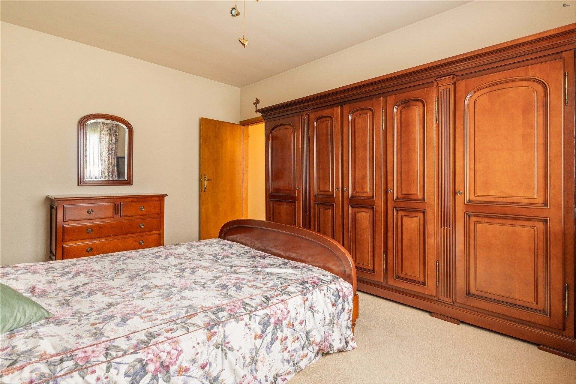 Goed onderhouden, ruime bungalow op 594m² grond foto 10