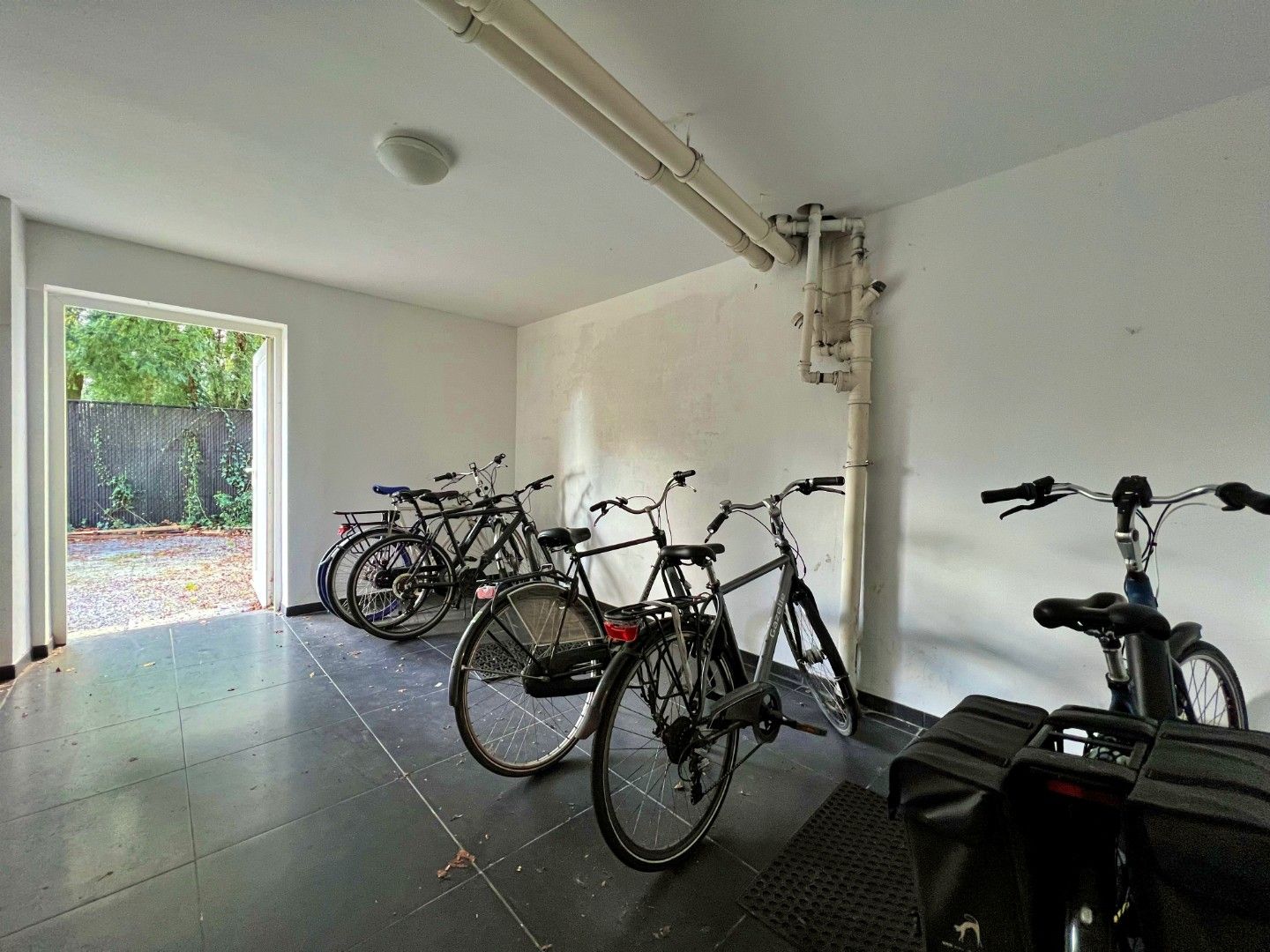 2-slaapkamer appartement met 2 overdekte staanplaatsen foto 18