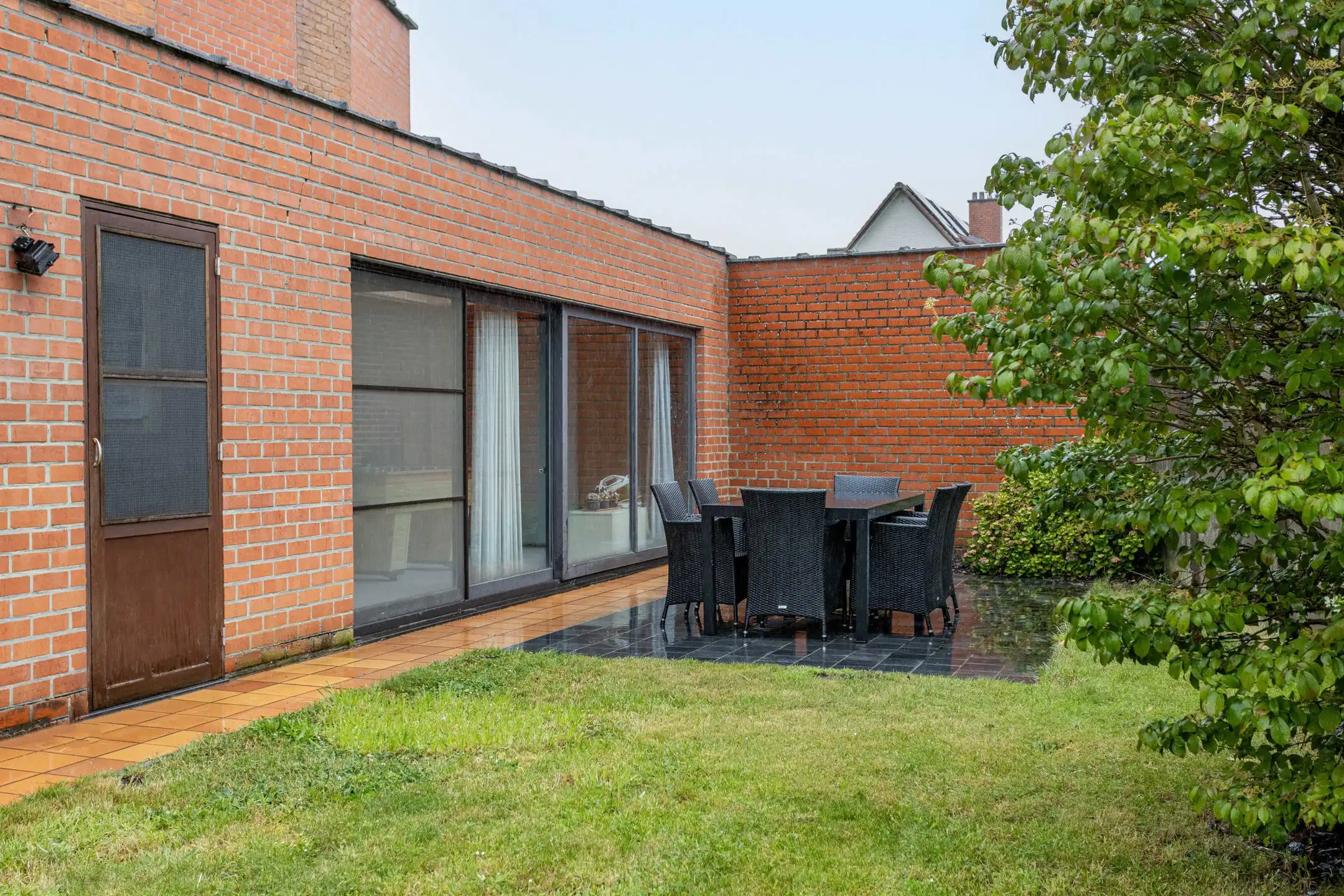 Unieke eigendom met oprit, tuin & garages in de stadsrand. foto 14