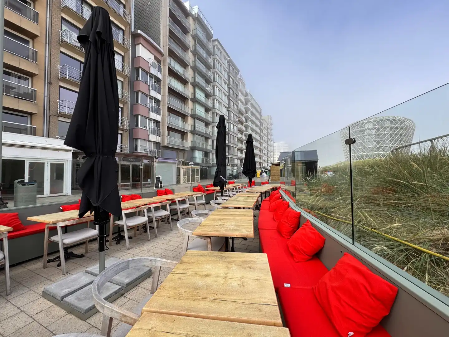 Ingerichte horecazaak op de zeedijk van Middelkerke met zicht op het casino foto 4