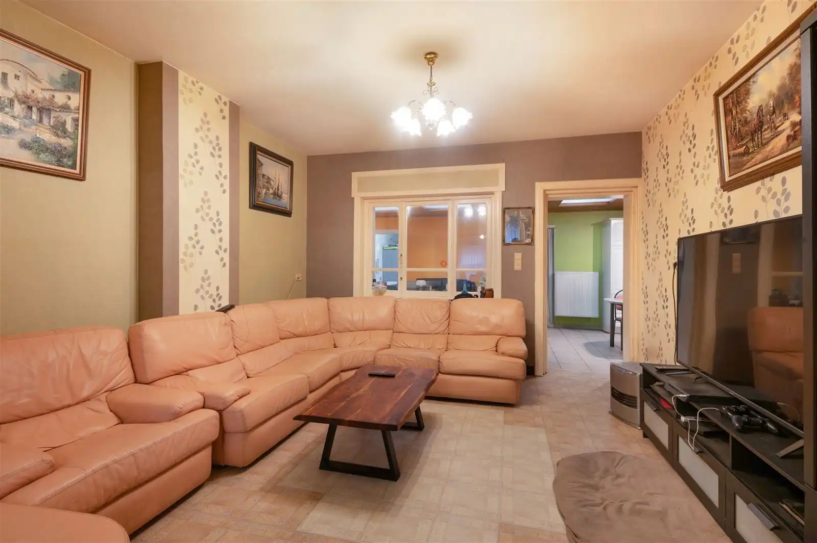 Te renoveren gezinswoning met garage en tuin op 7are55 foto 3