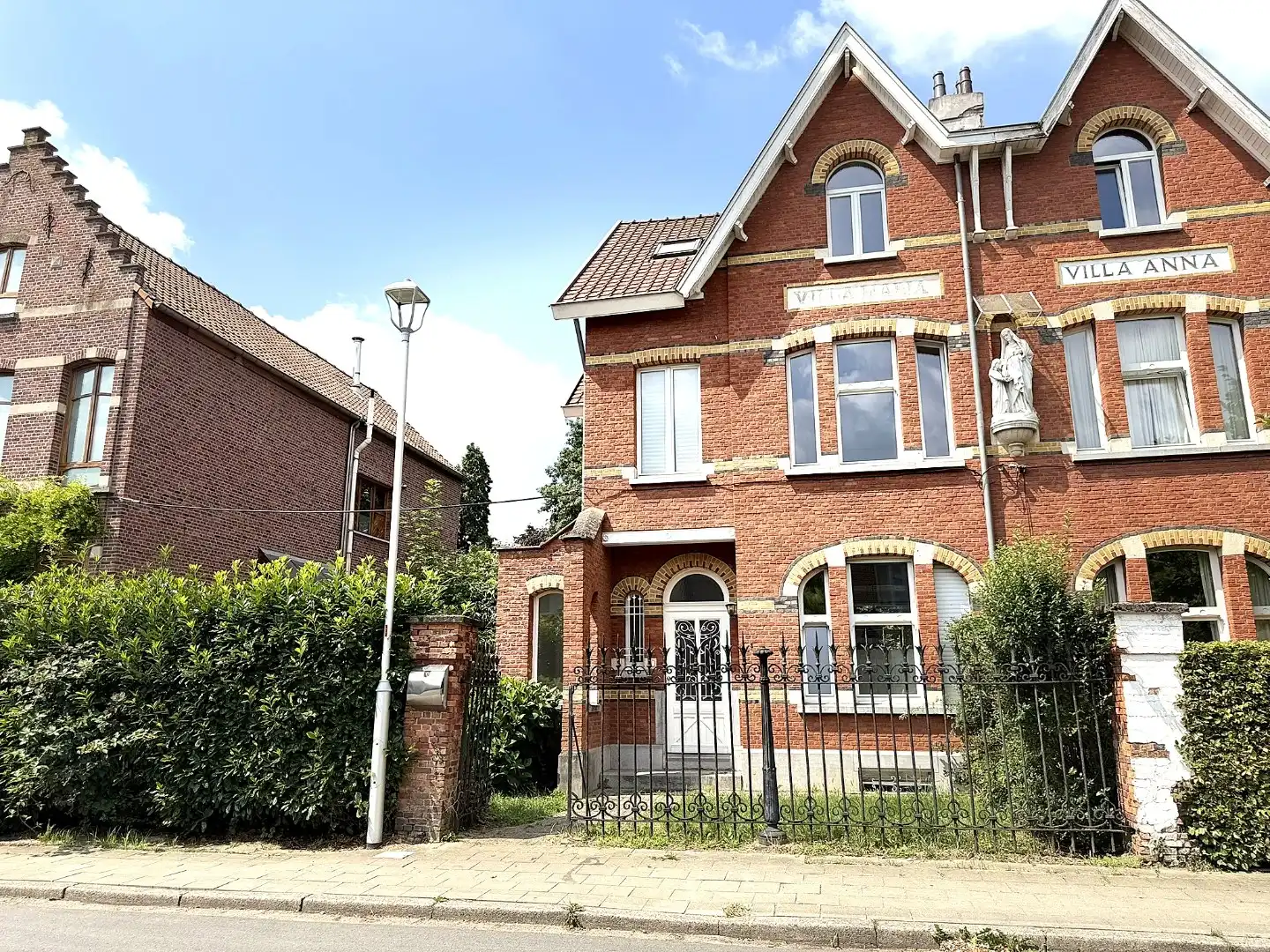 Charmante halfopen woning met Westtuin in een gegeerde woonwijk aan de Basiliek van Edegem! foto {{pictureIndex}}