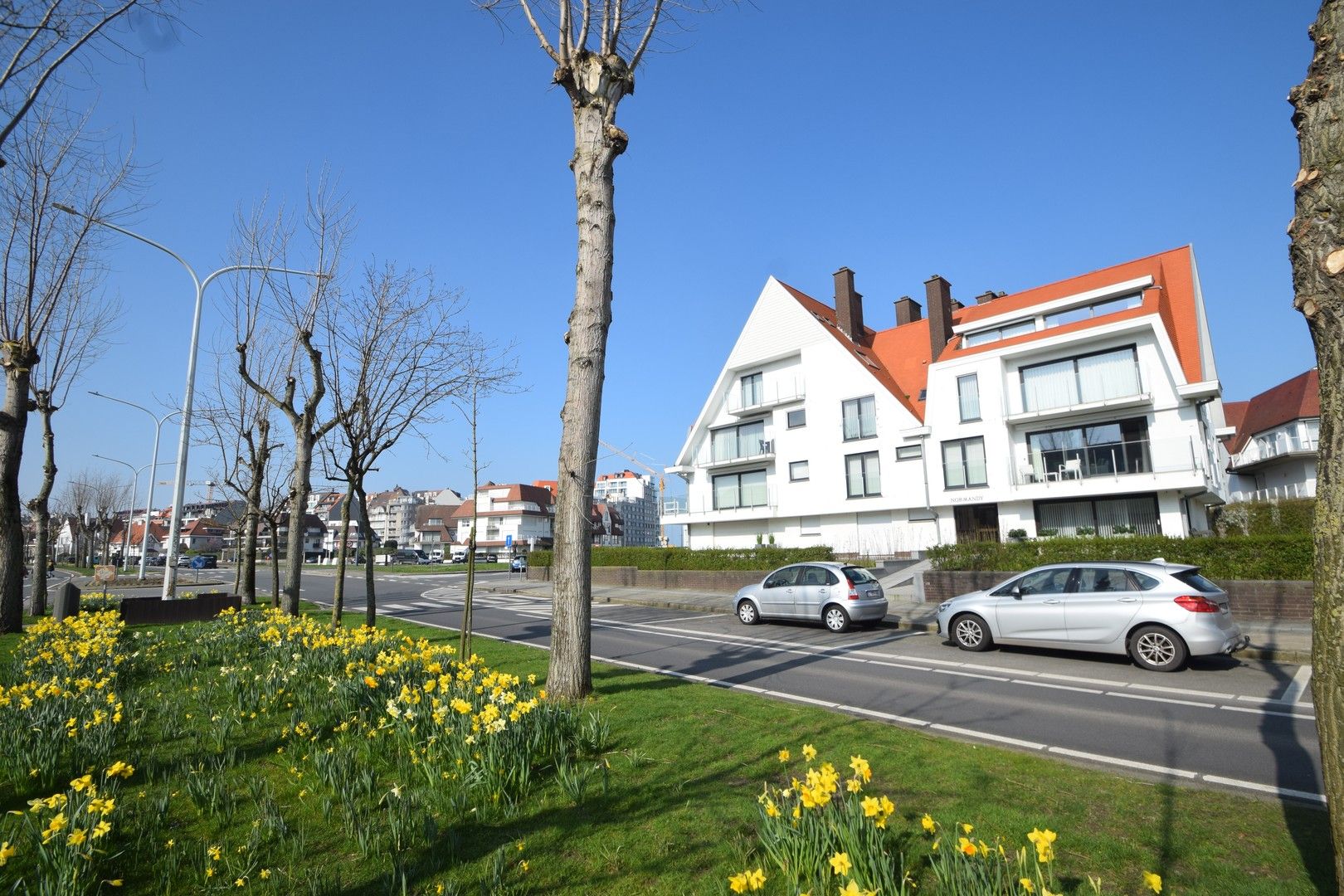 Prachtig hoekappartement met een zuid-west georiënteerd terras en tuin gelegen vlakbij de zee en het casino te Knokke. foto 8