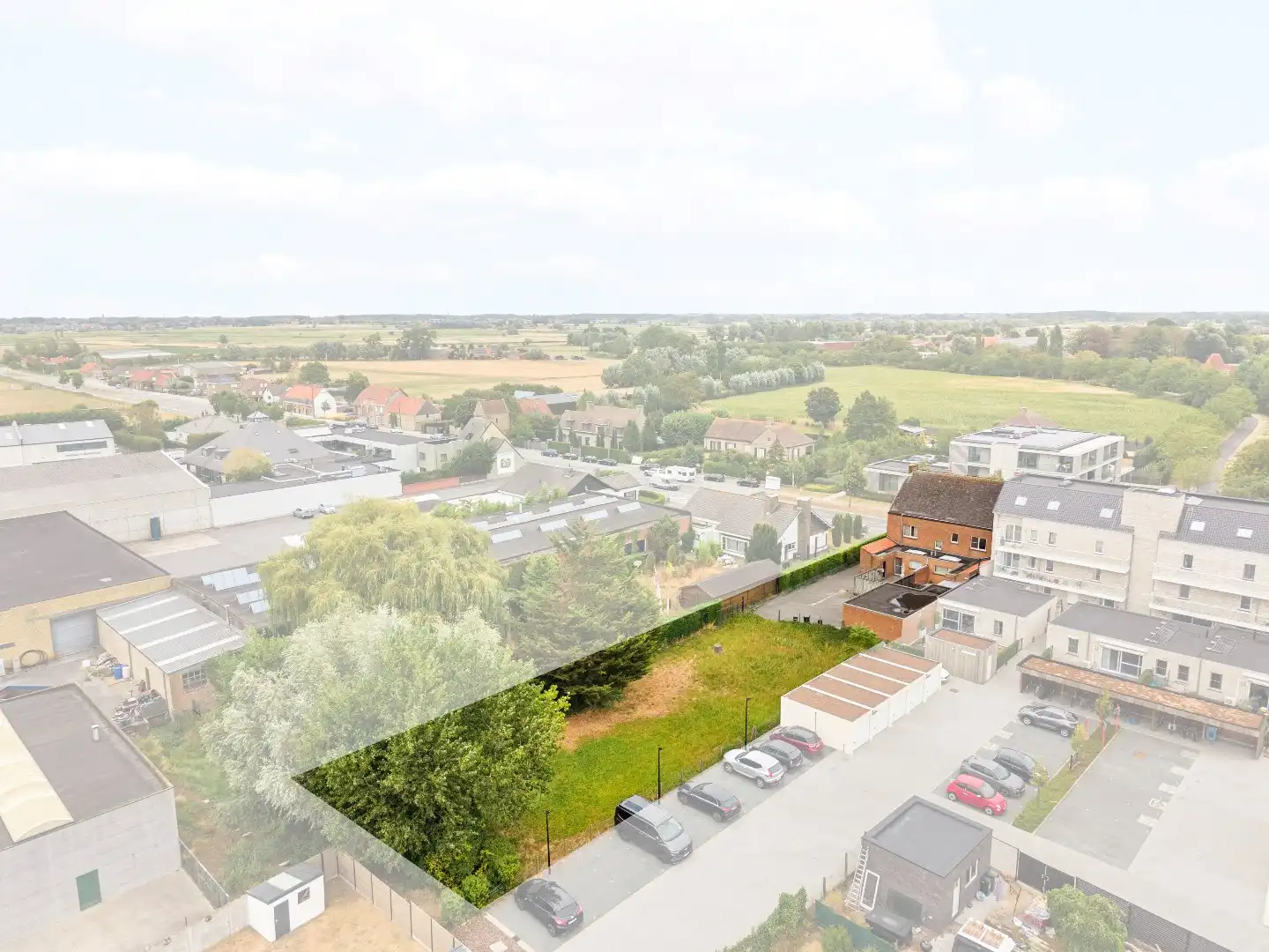 Opbrengsteigendom bestaande uit 2 ruime woningen, 3 garage en grond. foto 12