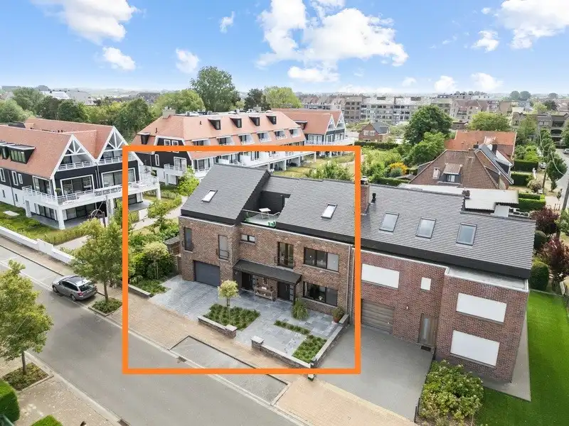 Verzorgde halfopen bebouwing met vele mogelijkheden te De Haan. foto {{pictureIndex}}