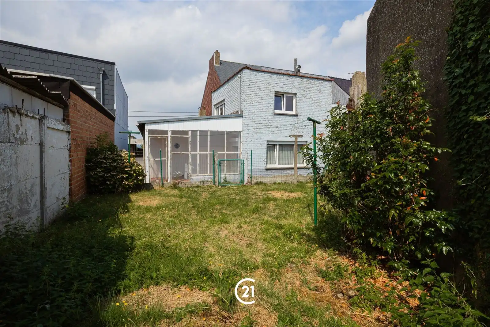  Halfopen woning met garage, tuin en veel potentieel! foto 4