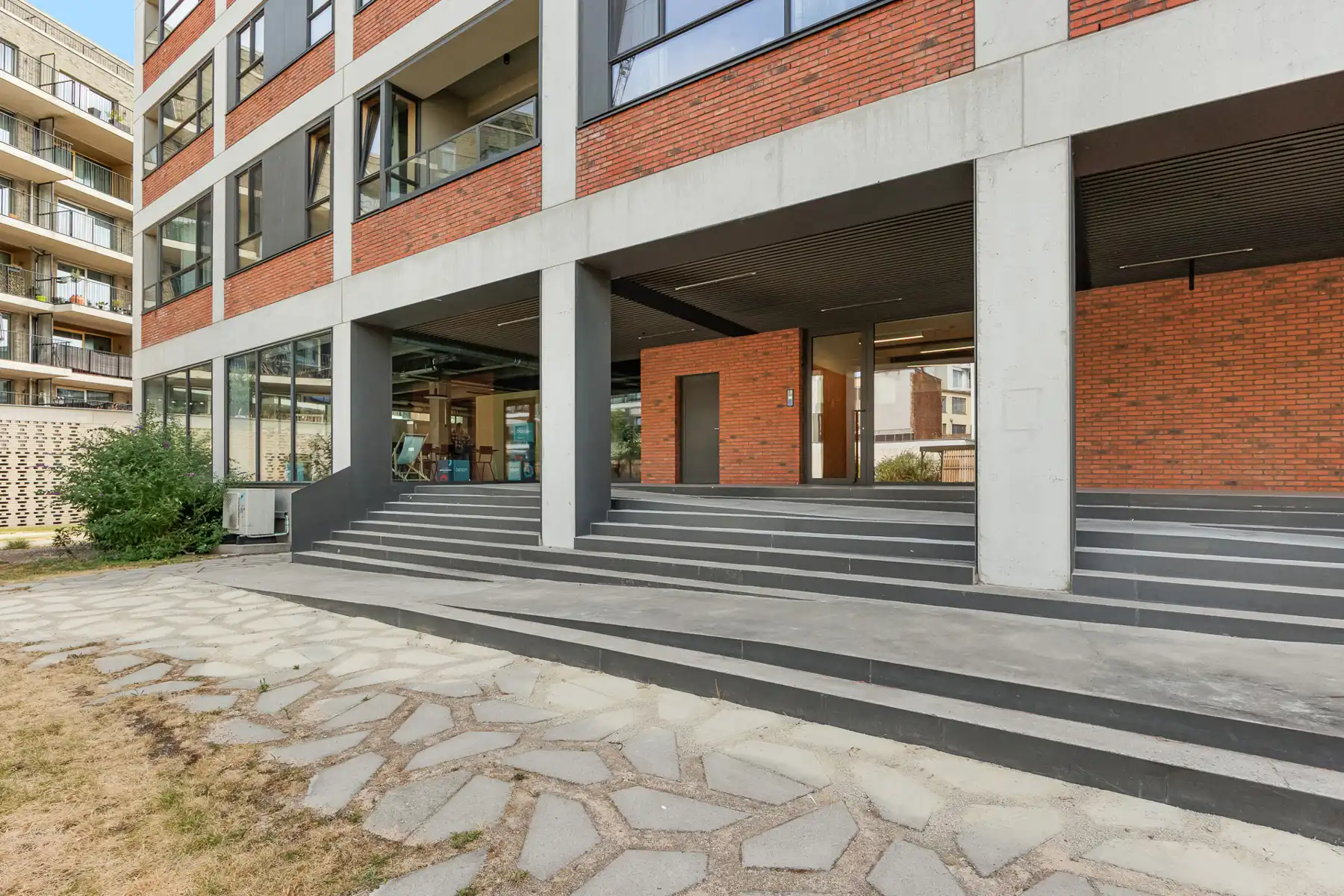 Recent appartement op de 1e verdieping – lift en staanplaats foto 2