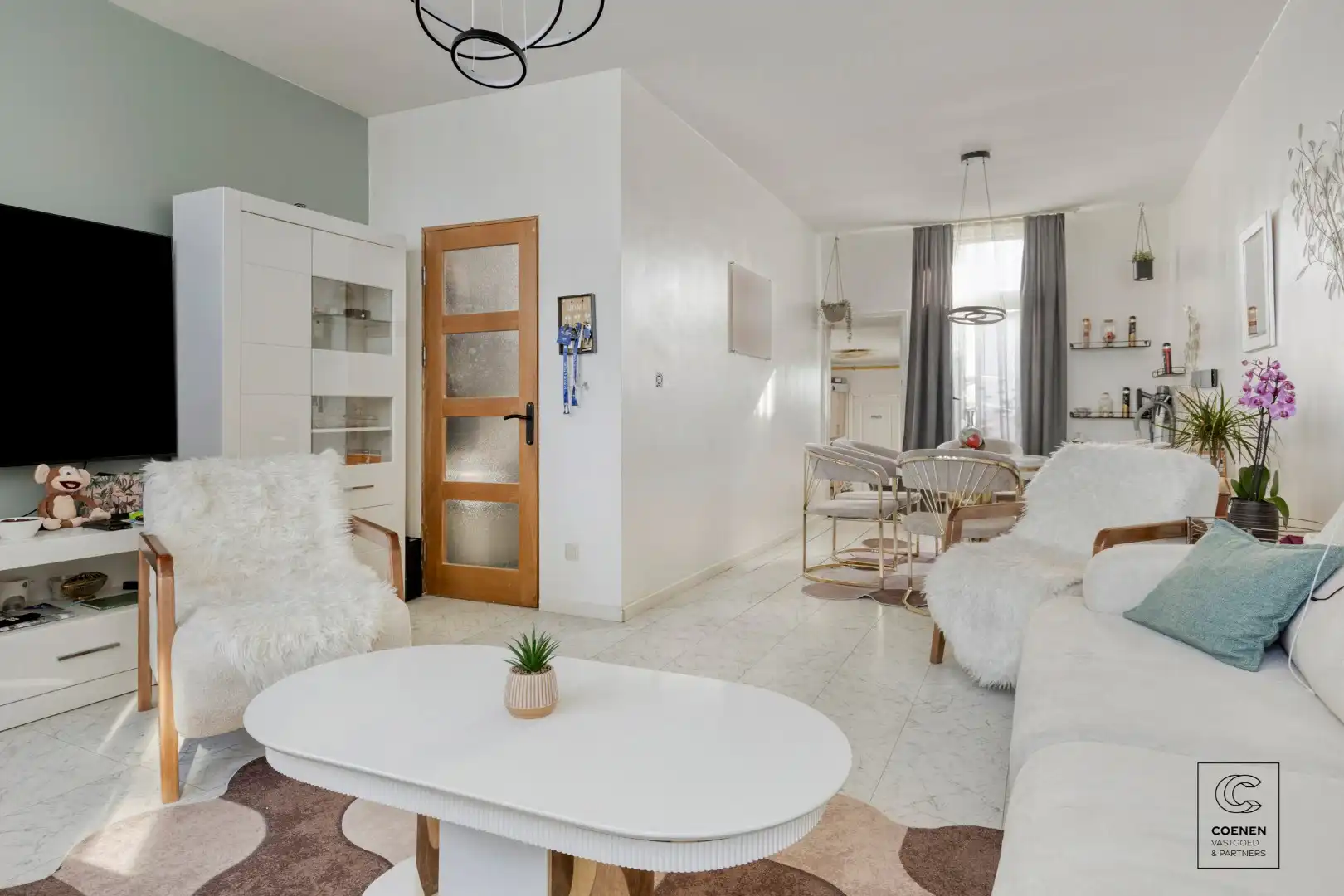 Ruime handelswoning, momenteel ingericht als handelsruimte en 2 appartementen op goede ligging te Antwerpen! foto 2