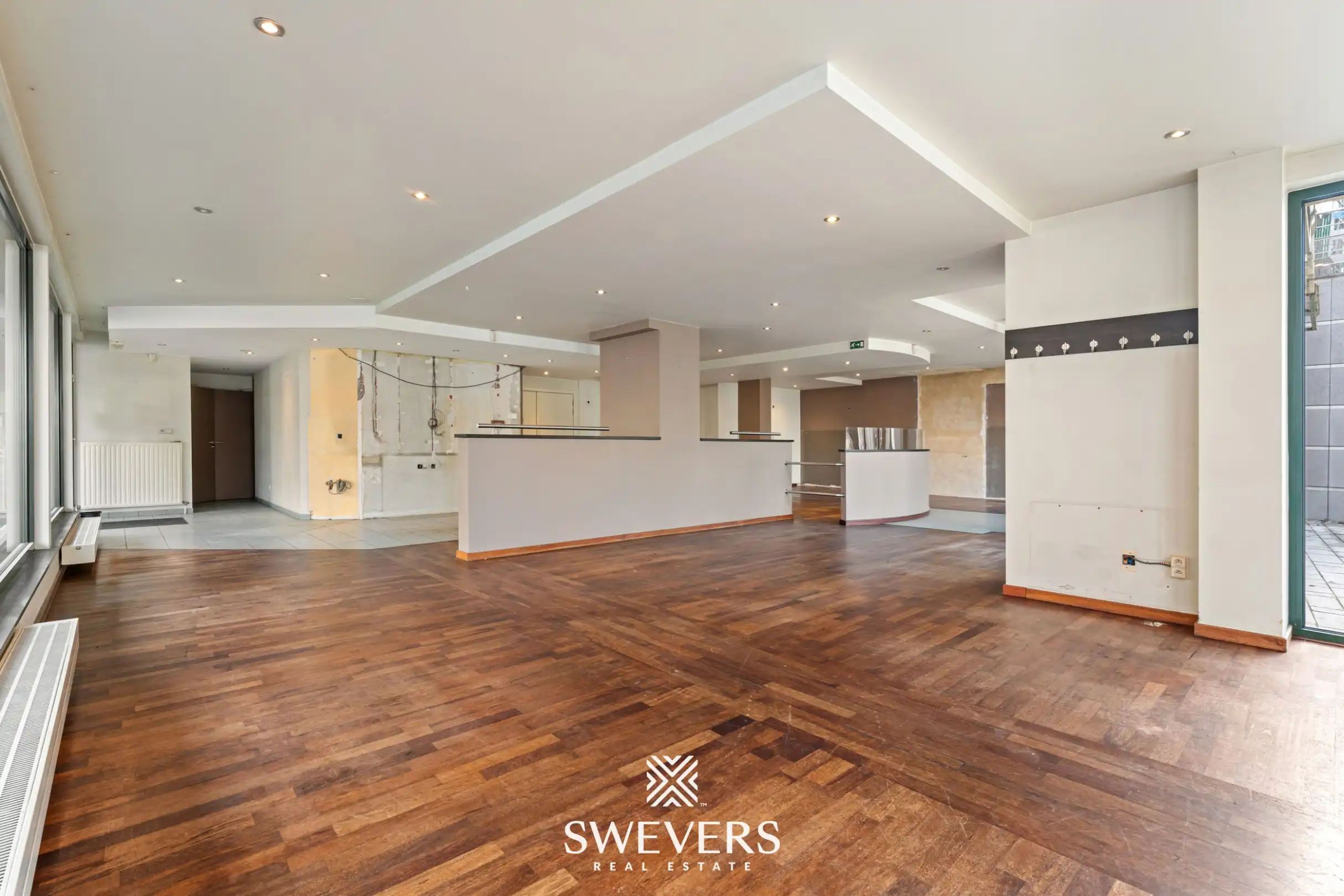 Commerciële opportuniteit met veel visibiliteit en ruimte in het centrum van Beringen foto 3