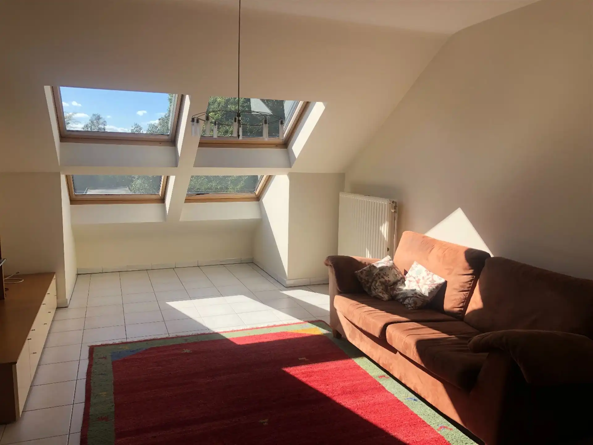 Gunstig gelegen verrassend ruim 2 slaapkamer dakappartement. foto 2