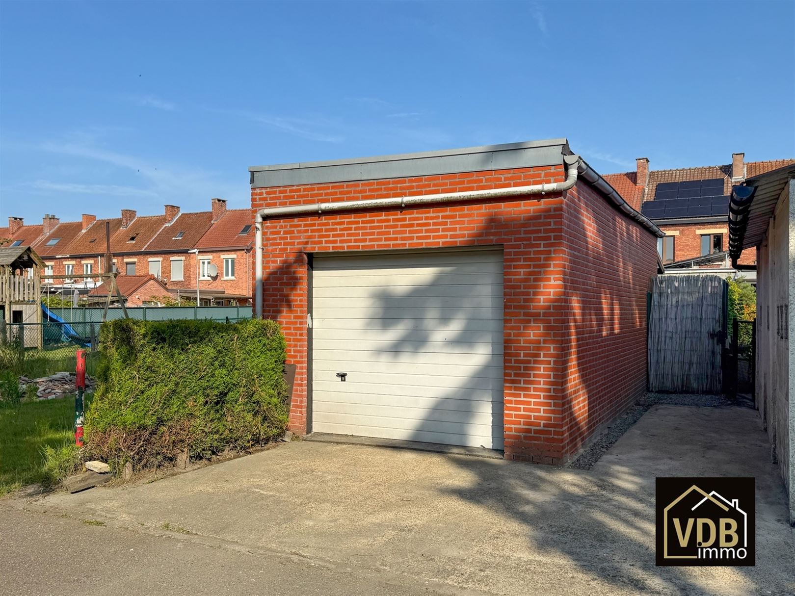 WONING - GB - MET 3 SLAAPKAMERS EN GARAGE foto 2