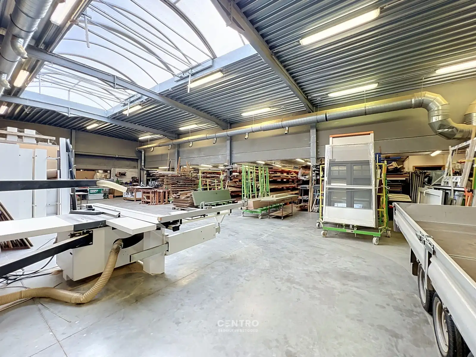 Veelzijdig bedrijfspand met ruim MAGAZIJN, TOONZAAL, KANTOREN EN COMFORTABELE WONING op 1.746 M²! foto 16