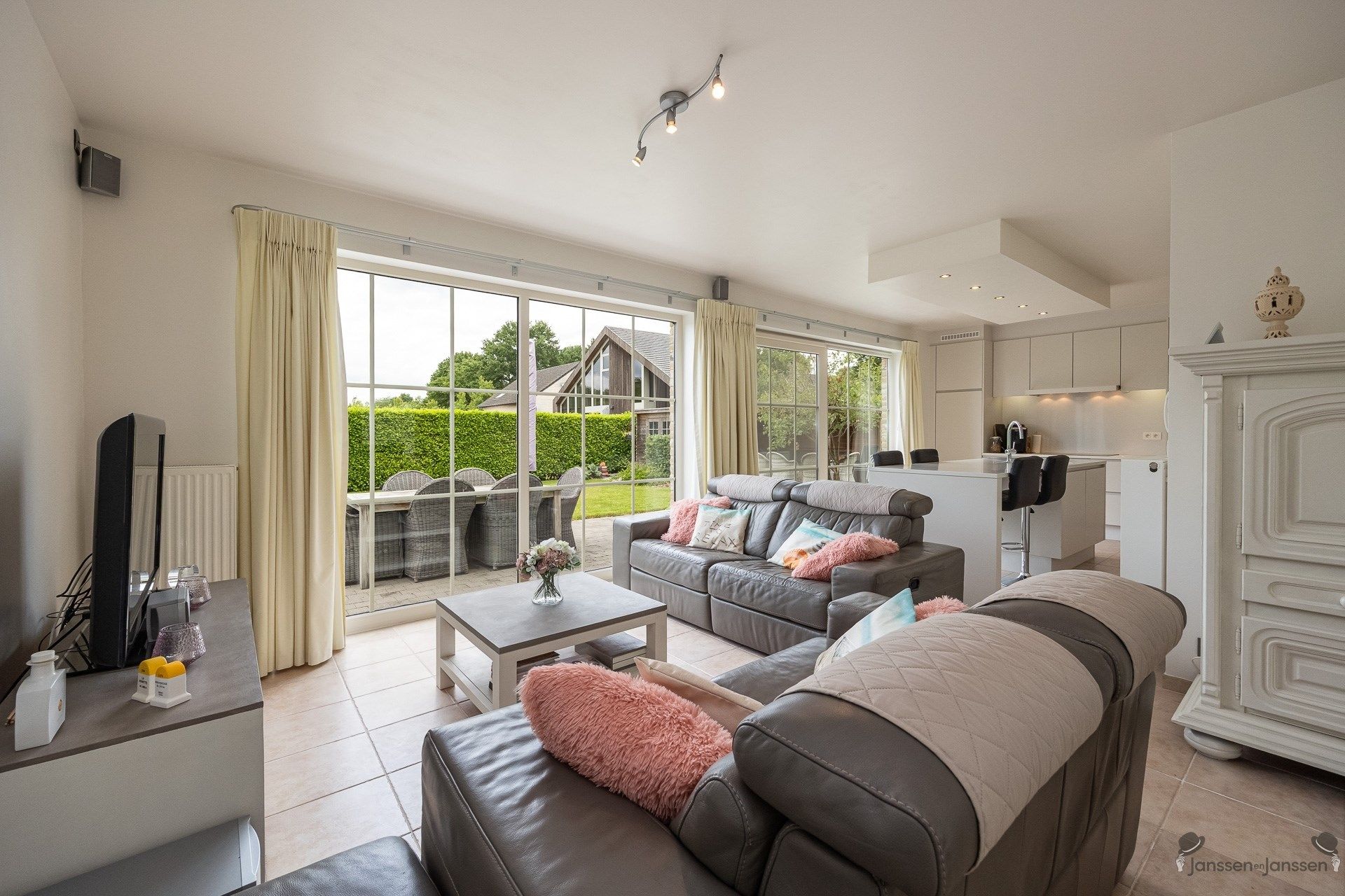 Instapklare woning met vier slaapkamers op een ruim perceel van 659m². foto 2