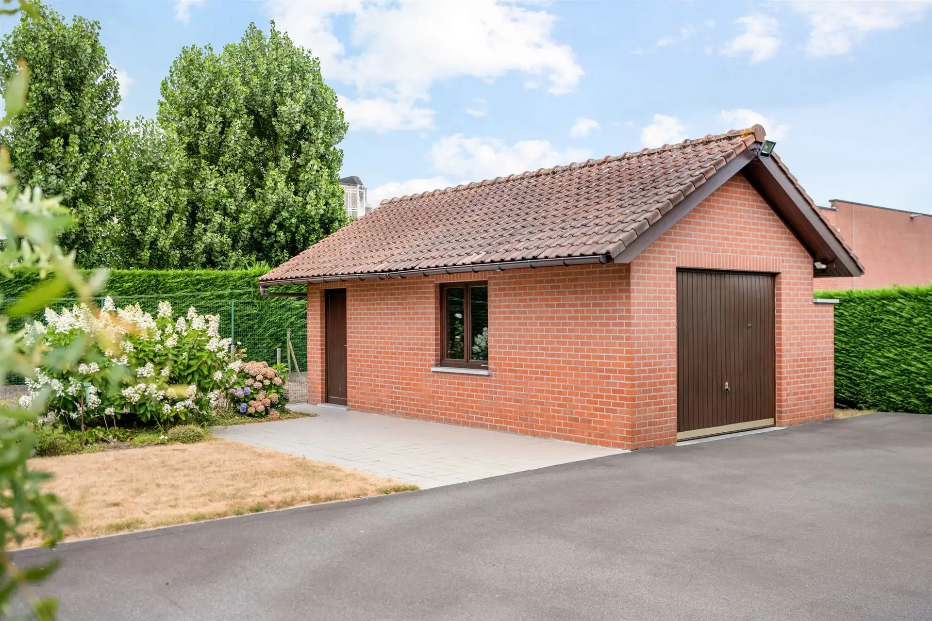 Degelijke woning (onderkelderd) + aparte garage en tuin.  foto 4