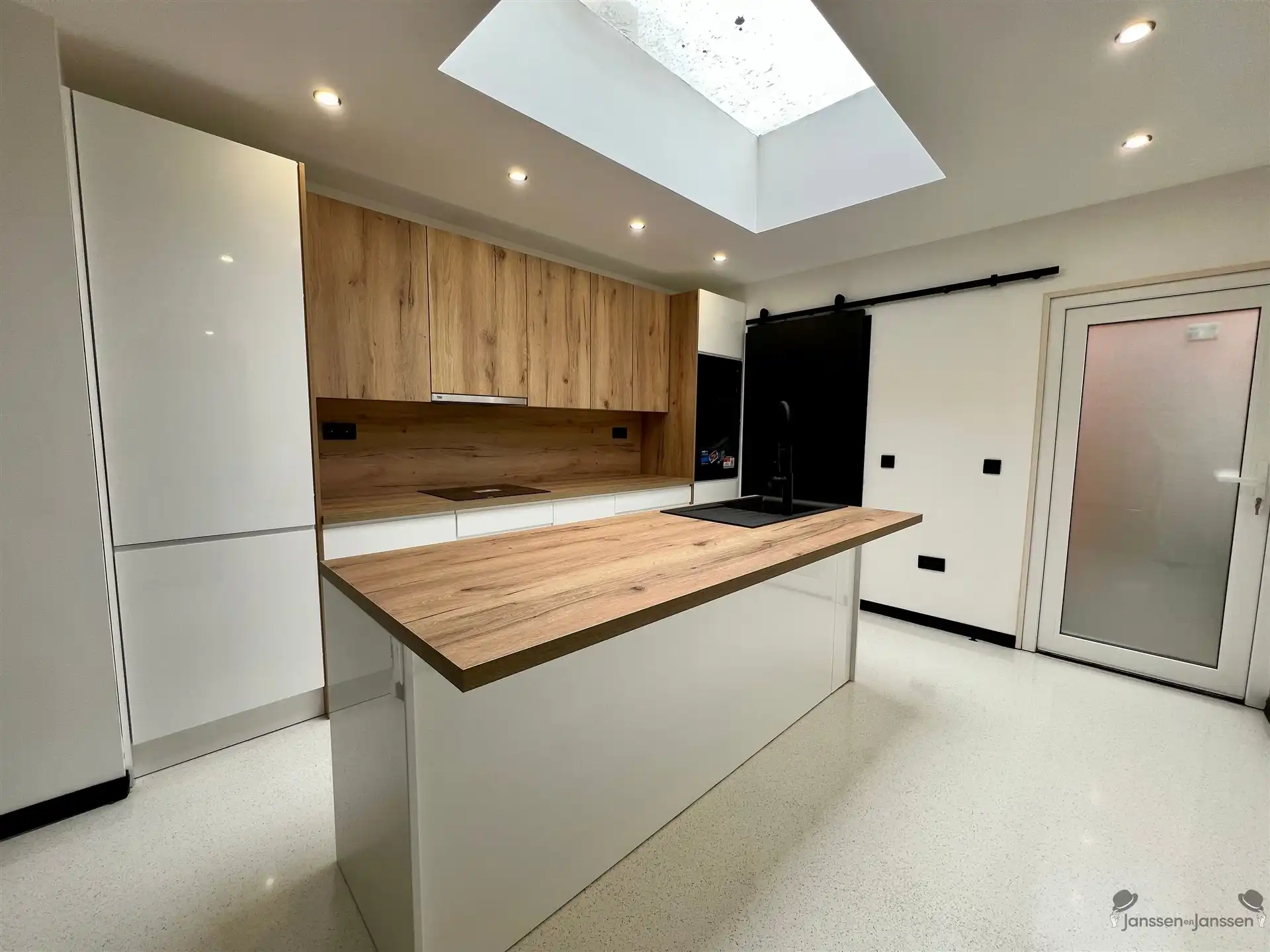 Gerenoveerde rijwoning met 2 slaapkamers foto 2