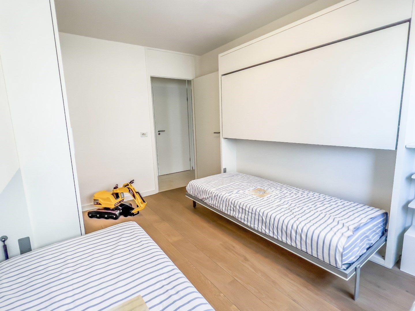 Gemeubeld hoekappartement (westkant) gelegen op de Zeedijk vlakbij het Albertplein en Driehoeksplein. Inclusief inpandige parking foto 15