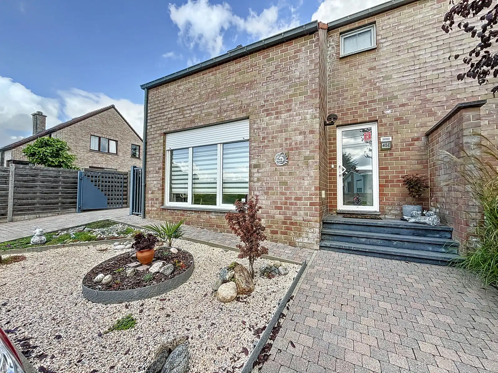 Halfopen woning met 3 slpks, terras en garage, €980/maand. foto {{pictureIndex}}